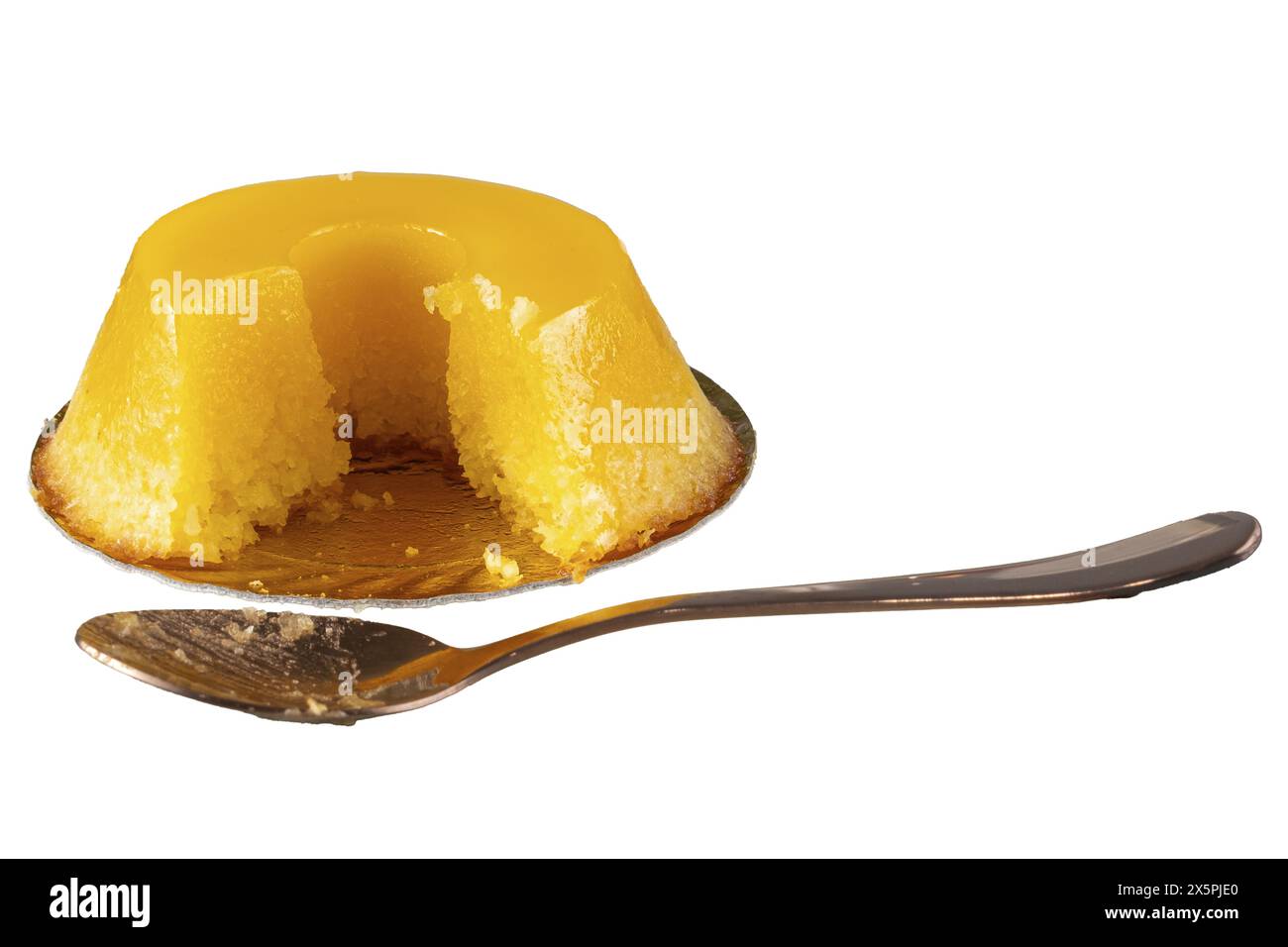 Quindim, klein, neben einem Dessertlöffel. Traditionelles brasilianisches Sweet 2. Stockfoto