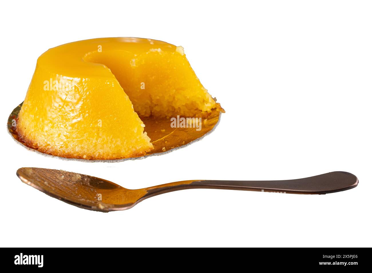 Quindim, klein, neben einem Dessertlöffel. Traditionelles brasilianisches Sweet 3. Stockfoto