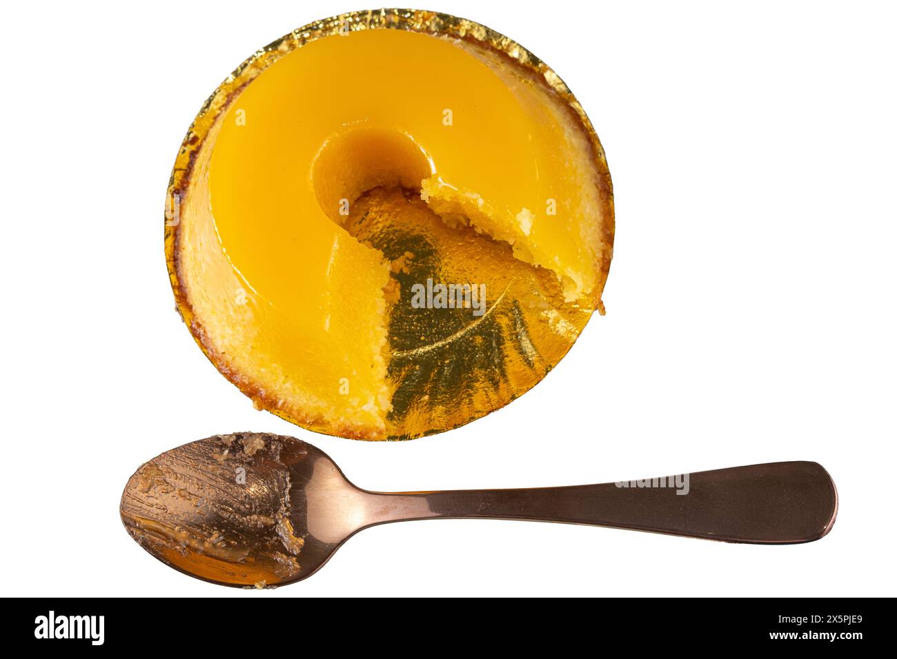 Quindim, klein, neben einem Dessertlöffel. Traditionelles brasilianisches Sweet 4. Stockfoto