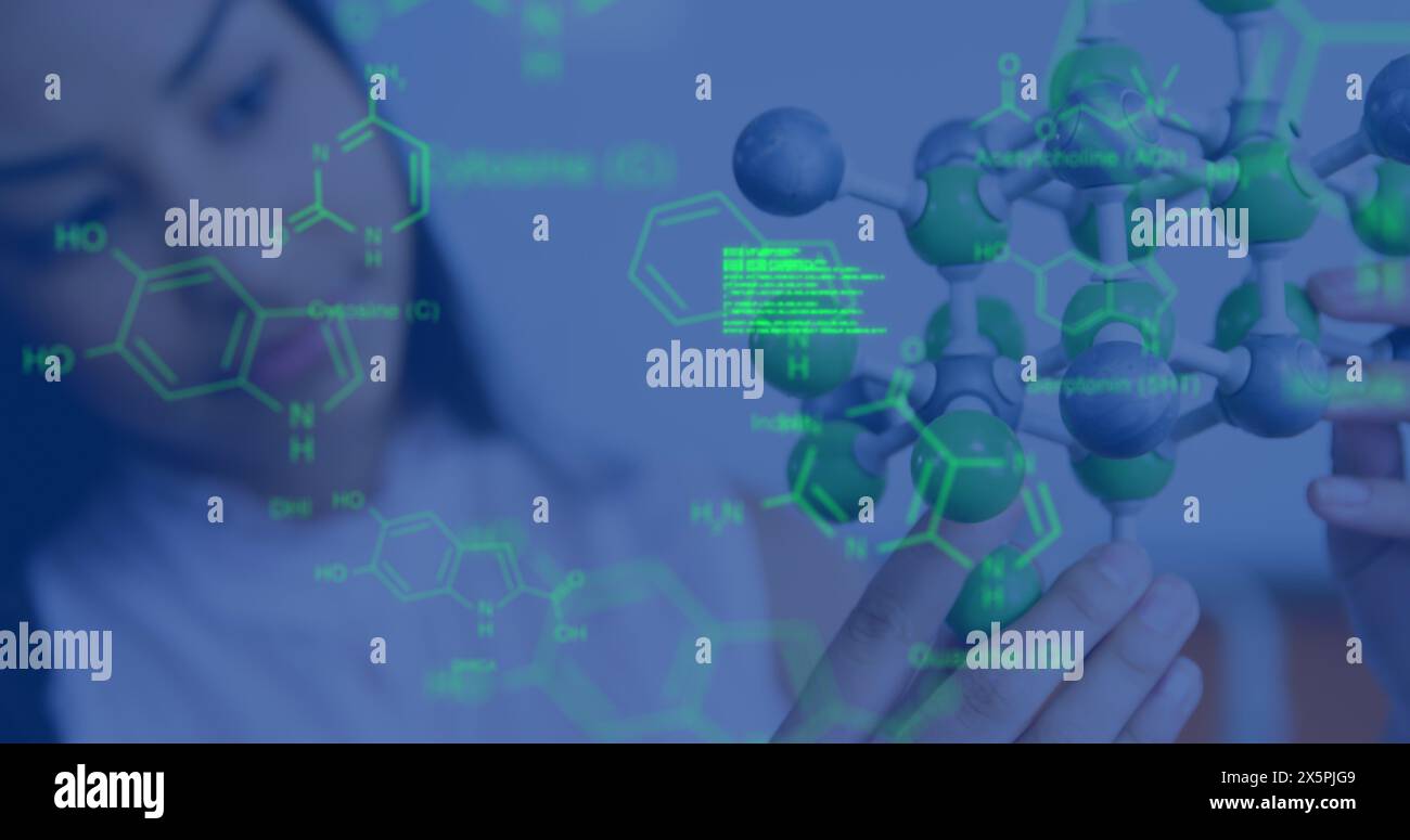 Bild von Datenverarbeitung und chemischer Formel über birassisches Schulmädchen Stockfoto