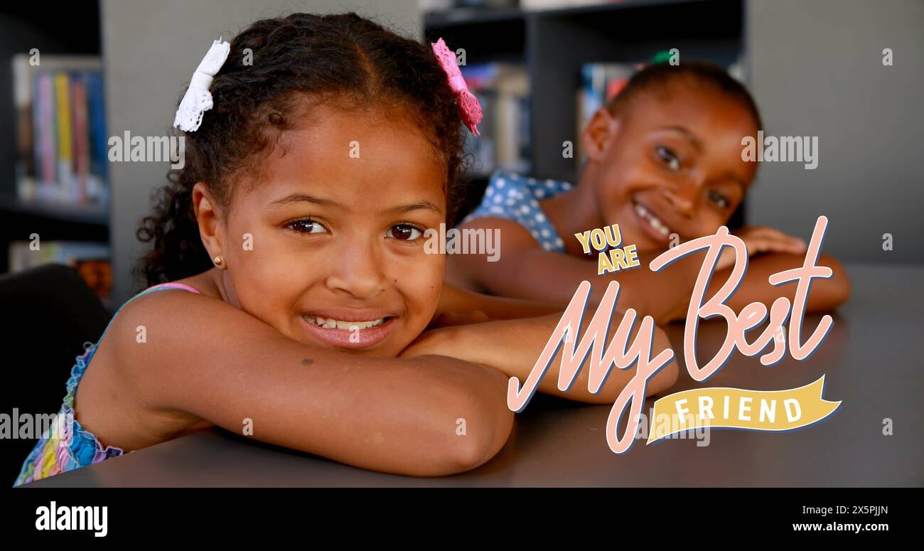 Bild von meinem besten Freund Text über glückliche, vielfältige Schulmädchen Stockfoto