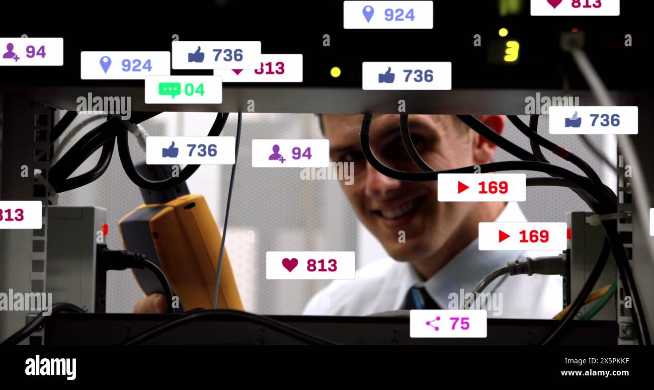 Bild von mehreren Social-Media-Ikonen gegen männlichen kaukasischen Ingenieur, der im Serverraum arbeitet Stockfoto