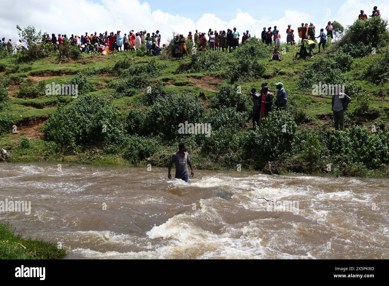 Nakuru, Kenia. Mai 2024. Ein ortsansässiger Taucher sucht nach den Leichen zweier junger Schwestern, die ertrunken sind, als sie versuchten, einen geschwollenen Njoro River in Ketiro Village im Nakuru County zu überqueren. Ihr tragischer Tod erhöht die Zahl von mindestens 230 Menschen, die nach starken Regenfällen, die in Kenia zu großen Überschwemmungen geführt haben, ihr Leben verloren haben. Quelle: SOPA Images Limited/Alamy Live News Stockfoto