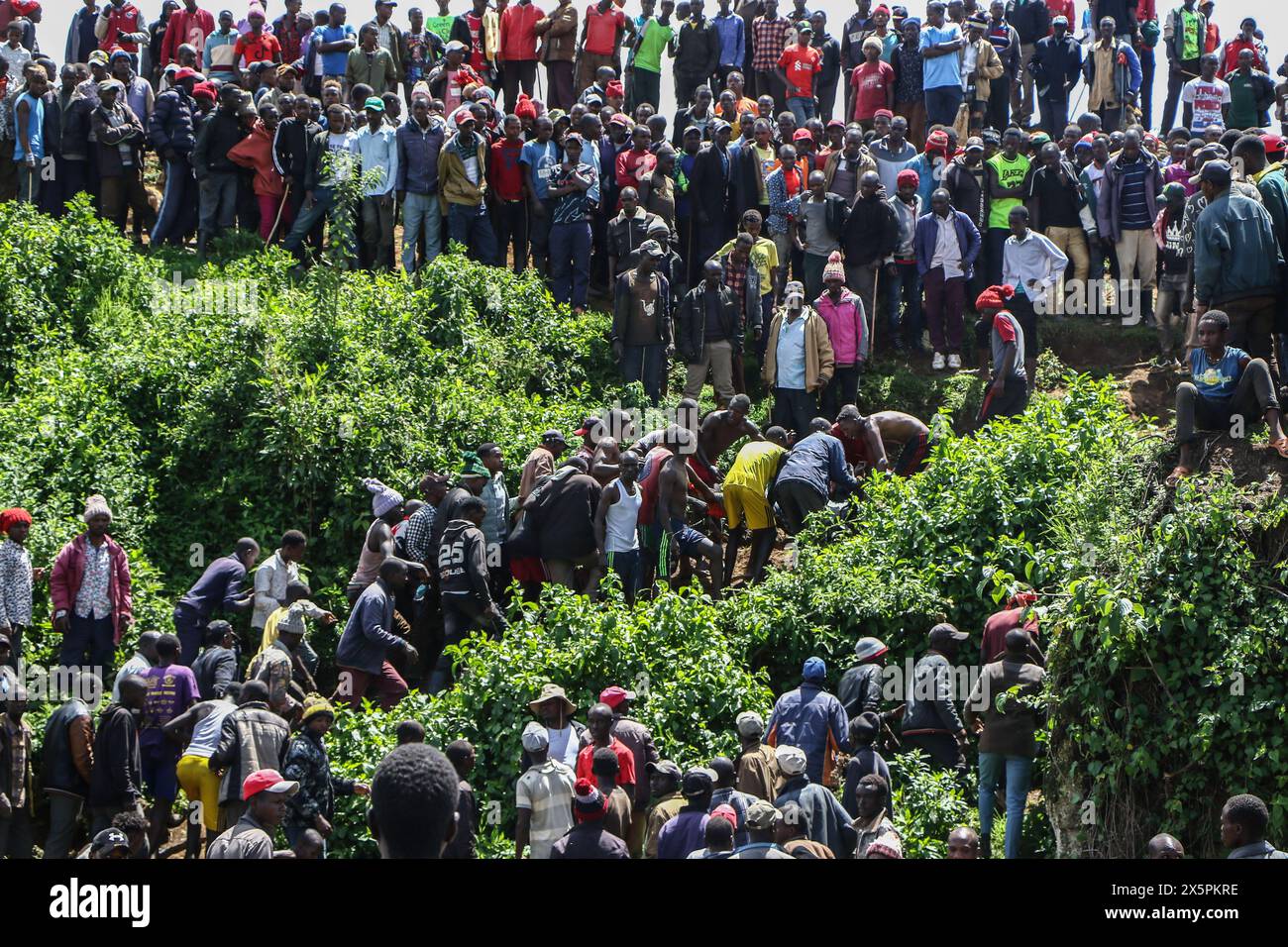 Nakuru, Kenia. Mai 2024. Mitglieder der Gemeinde tragen die Leiche einer der beiden jungen Schwestern, die beim Versuch, den geschwollenen Njoro River in Ketiro Village im Nakuru County zu überqueren, ertranken. Ihr tragischer Tod erhöht die Zahl von mindestens 230 Menschen, die nach starken Regenfällen, die in Kenia zu großen Überschwemmungen geführt haben, ihr Leben verloren haben. Quelle: SOPA Images Limited/Alamy Live News Stockfoto