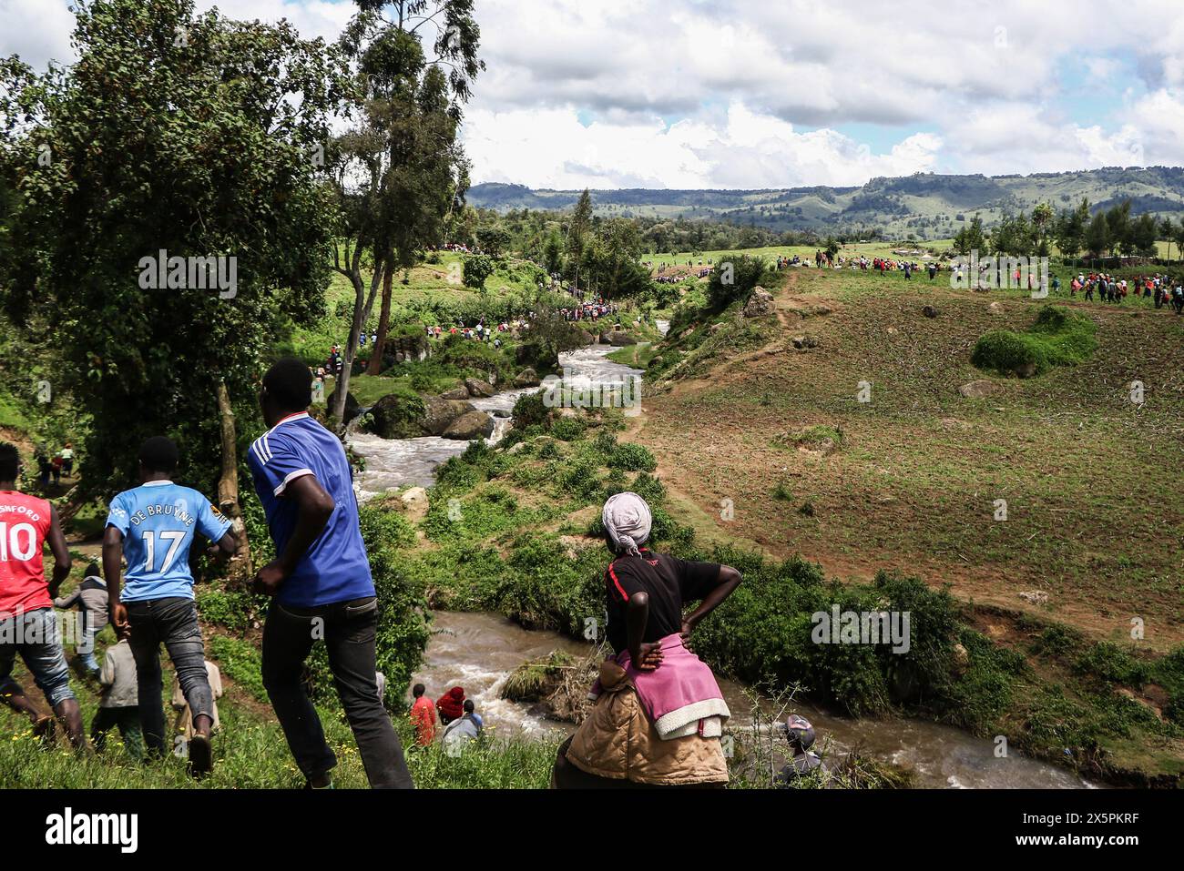 Nakuru, Kenia. Mai 2024. Mitglieder der Gemeinde laufen zu dem Tatort, wo eine Leiche einer der beiden jungen Schwestern, die ertrank, als sie versuchten, einen geschwollenen Njoro River in Ketiro Village, Nakuru County, zu überqueren, geborgen wurde. Ihr tragischer Tod erhöht die Zahl von mindestens 230 Menschen, die nach starken Regenfällen, die in Kenia zu großen Überschwemmungen geführt haben, ihr Leben verloren haben. Quelle: SOPA Images Limited/Alamy Live News Stockfoto