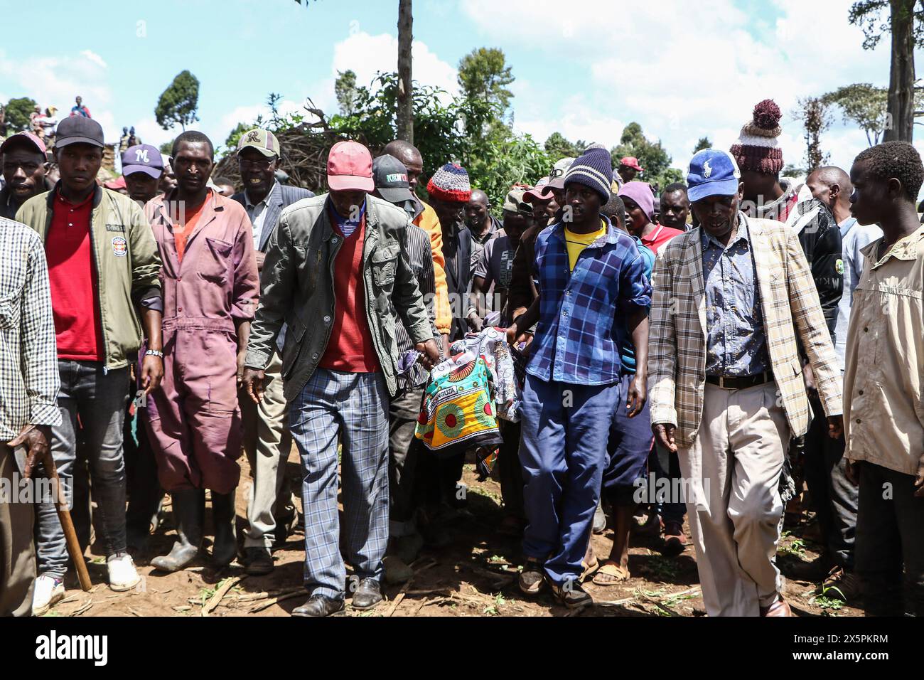 Nakuru, Kenia. Mai 2024. (ANMERKUNG DER REDAKTION: Bild zeigt den Tod) Mitglieder der Gemeinde tragen die Leiche einer der beiden jungen Schwestern, die ertrunken sind, als sie versuchten, den geschwollenen Njoro River im Dorf Ketiro im County Nakuru zu überqueren. Ihr tragischer Tod erhöht die Zahl von mindestens 230 Menschen, die nach starken Regenfällen, die in Kenia zu großen Überschwemmungen geführt haben, ihr Leben verloren haben. Quelle: SOPA Images Limited/Alamy Live News Stockfoto