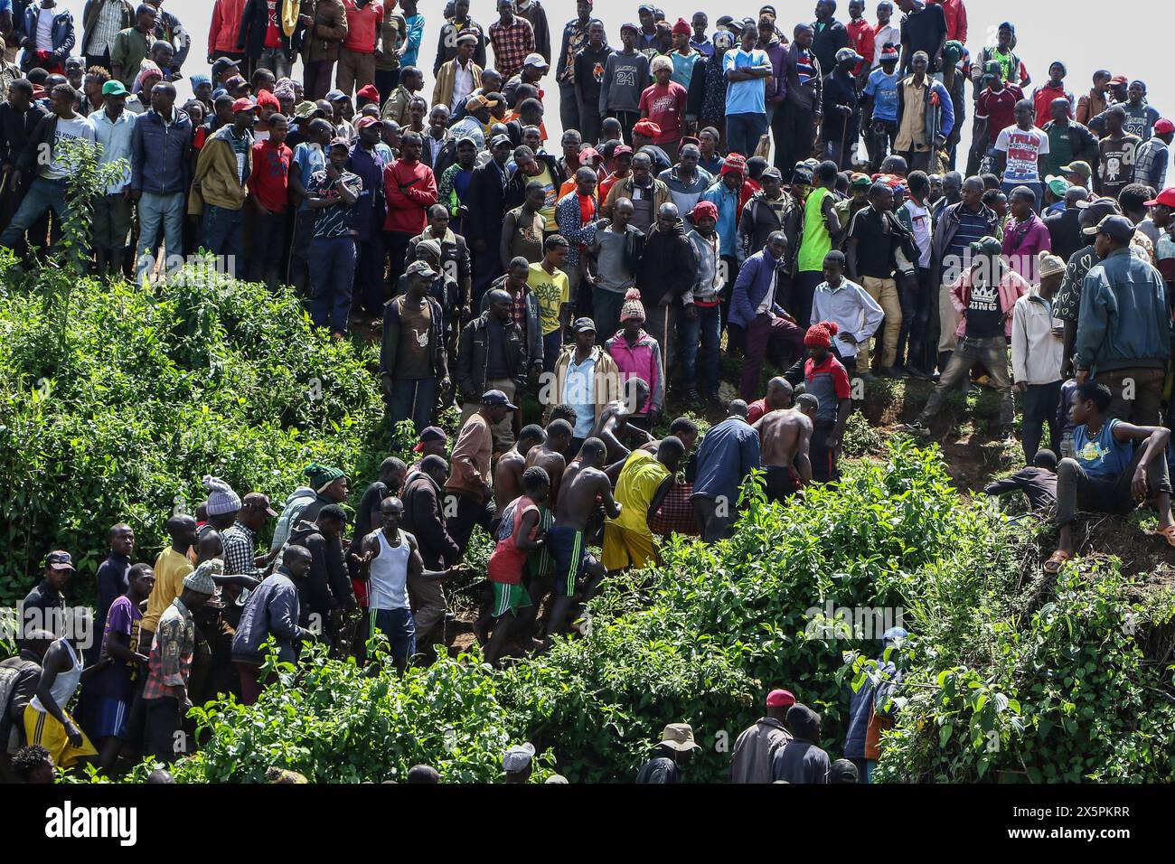 Nakuru, Kenia. Mai 2024. Mitglieder der Gemeinde tragen die Leiche einer der beiden jungen Schwestern, die beim Versuch, den geschwollenen Njoro River in Ketiro Village im Nakuru County zu überqueren, ertranken. Ihr tragischer Tod erhöht die Zahl von mindestens 230 Menschen, die nach starken Regenfällen, die in Kenia zu großen Überschwemmungen geführt haben, ihr Leben verloren haben. Quelle: SOPA Images Limited/Alamy Live News Stockfoto