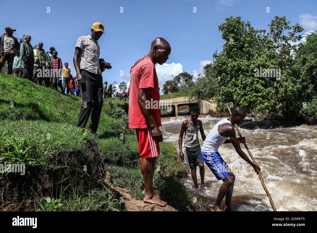Nakuru, Kenia. Mai 2024. Einheimische Taucher suchen nach Leichen von zwei jungen Schwestern, die ertranken, als sie versuchten, einen geschwollenen Njoro River im Ketiro Village im Nakuru County zu überqueren. Ihr tragischer Tod erhöht die Zahl von mindestens 230 Menschen, die nach starken Regenfällen, die in Kenia zu großen Überschwemmungen geführt haben, ihr Leben verloren haben. Quelle: SOPA Images Limited/Alamy Live News Stockfoto