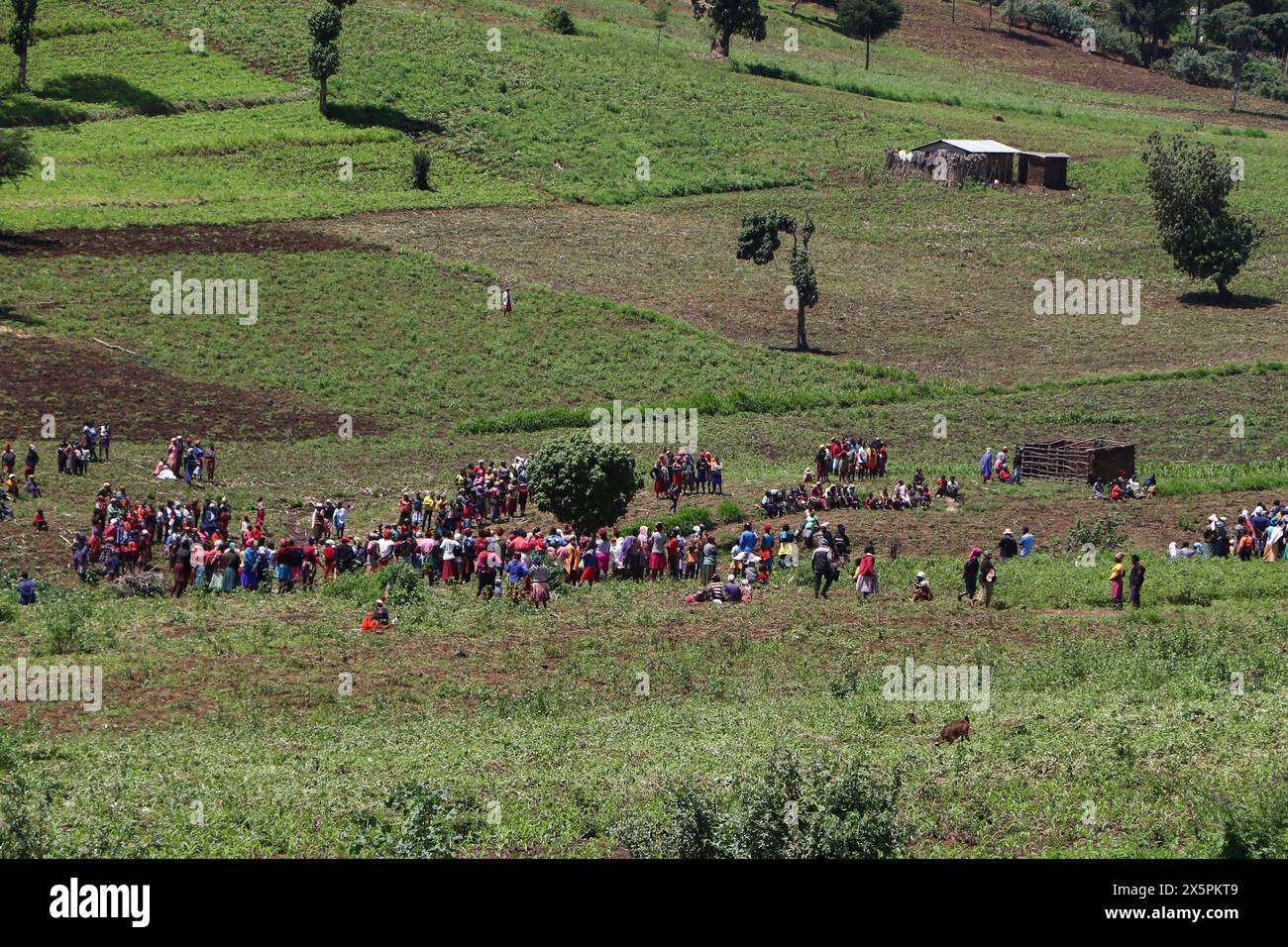 Nakuru, Kenia. Mai 2024. Mitglieder der Gemeinde beobachten, wie einheimische Taucher nach Leichen von zwei jungen Schwestern suchen, die ertrunken sind, als sie versuchten, einen geschwollenen Njoro River in Ketiro Village, Nakuru County, zu überqueren. Ihr tragischer Tod erhöht die Zahl von mindestens 230 Menschen, die nach starken Regenfällen, die in Kenia zu großen Überschwemmungen geführt haben, ihr Leben verloren haben. Quelle: SOPA Images Limited/Alamy Live News Stockfoto