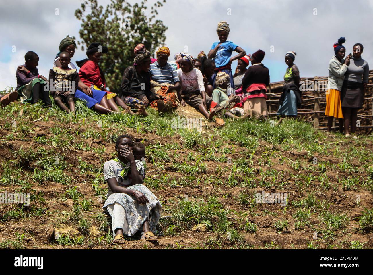 Nakuru, Kenia. Mai 2024. Mitglieder der Gemeinde beobachten, wie einheimische Taucher nach Leichen von zwei jungen Schwestern suchen, die ertrunken sind, als sie versuchten, einen geschwollenen Njoro River in Ketiro Village, Nakuru County, zu überqueren. Ihr tragischer Tod erhöht die Zahl von mindestens 230 Menschen, die nach starken Regenfällen, die in Kenia zu großen Überschwemmungen geführt haben, ihr Leben verloren haben. (Foto: James Wakibia/SOPA Images/SIPA USA) Credit: SIPA USA/Alamy Live News Stockfoto