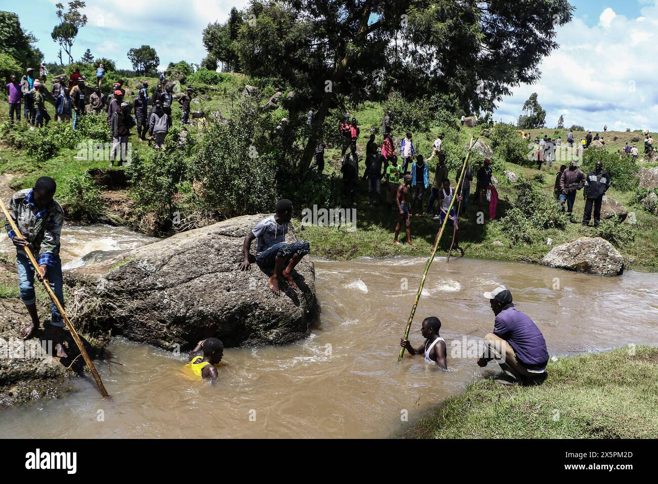 Nakuru, Kenia. Mai 2024. Einheimische Taucher suchen nach Leichen von zwei jungen Schwestern, die ertranken, als sie versuchten, einen geschwollenen Njoro River im Ketiro Village im Nakuru County zu überqueren. Ihr tragischer Tod erhöht die Zahl von mindestens 230 Menschen, die nach starken Regenfällen, die in Kenia zu großen Überschwemmungen geführt haben, ihr Leben verloren haben. (Foto: James Wakibia/SOPA Images/SIPA USA) Credit: SIPA USA/Alamy Live News Stockfoto