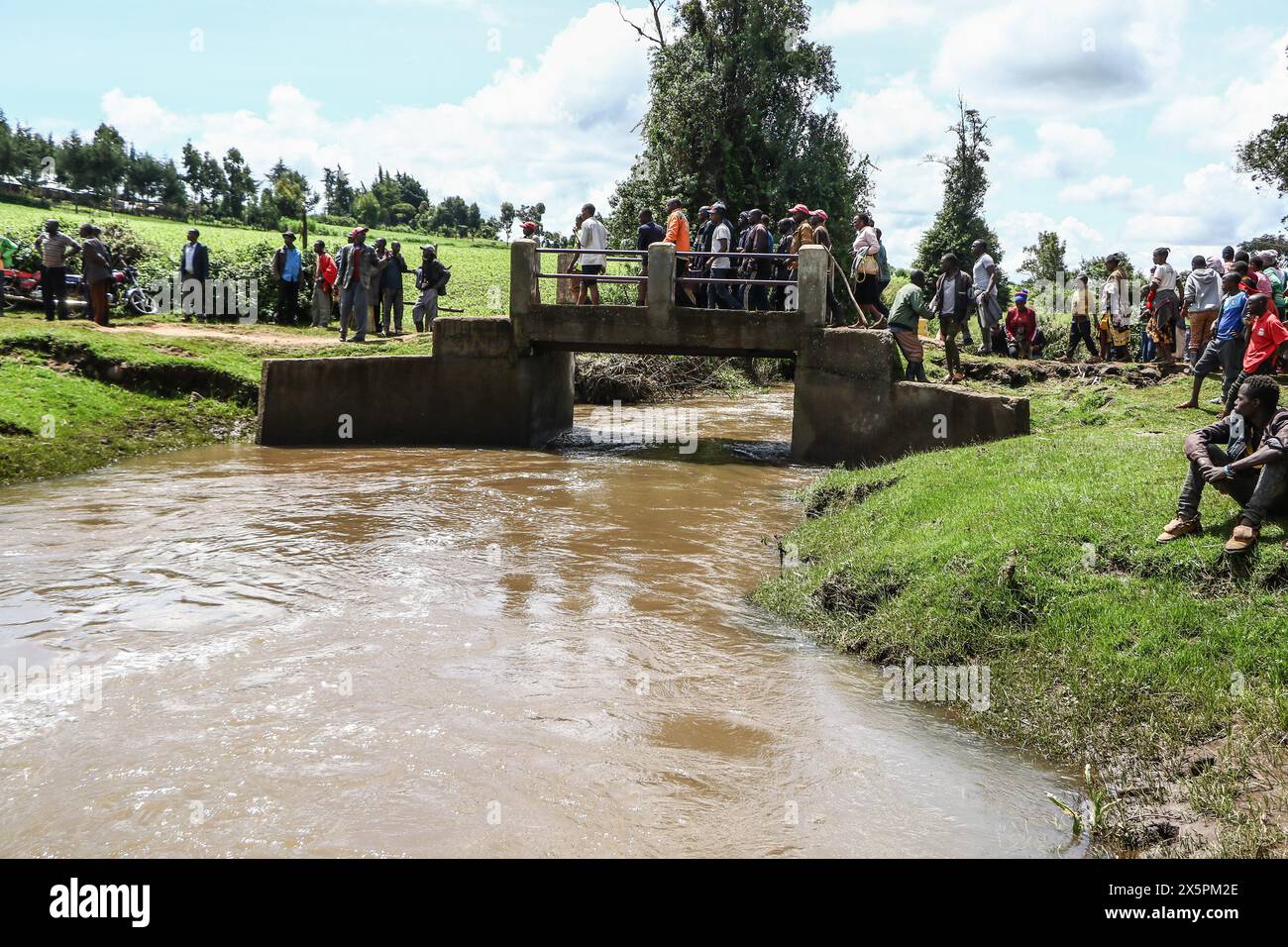 Nakuru, Kenia. Mai 2024. (ANMERKUNG DER REDAKTION: Bild zeigt den Tod) Mitglieder der Gemeinde tragen die Leiche einer der beiden jungen Schwestern, die ertrunken sind, als sie versuchten, den geschwollenen Njoro River im Dorf Ketiro im County Nakuru zu überqueren. Ihr tragischer Tod erhöht die Zahl von mindestens 230 Menschen, die nach starken Regenfällen, die in Kenia zu großen Überschwemmungen geführt haben, ihr Leben verloren haben. (Foto: James Wakibia/SOPA Images/SIPA USA) Credit: SIPA USA/Alamy Live News Stockfoto