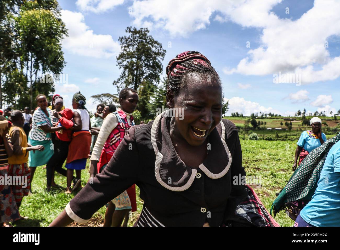 Nakuru, Kenia. Mai 2024. Die von Trauer geplagten Gemeindemitglieder reagieren auf die Genesung einer der Leichen der beiden jungen Schwestern, die beim Versuch, den geschwollenen Njoro River in Ketiro Village, Nakuru County, zu überqueren, ertranken. Ihr tragischer Tod erhöht die Zahl von mindestens 230 Menschen, die nach starken Regenfällen, die in Kenia zu großen Überschwemmungen geführt haben, ihr Leben verloren haben. (Foto: James Wakibia/SOPA Images/SIPA USA) Credit: SIPA USA/Alamy Live News Stockfoto