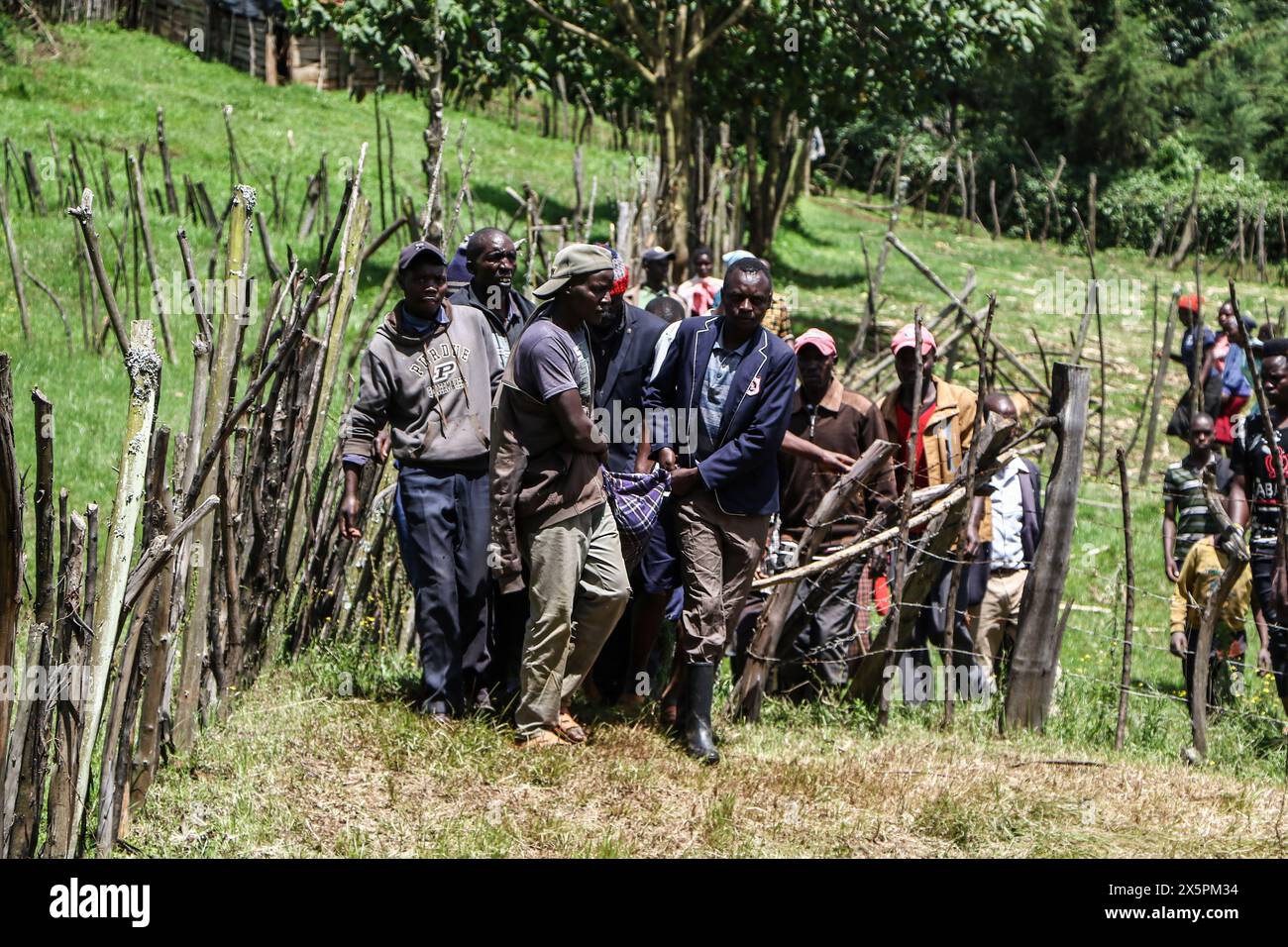 Nakuru, Kenia. Mai 2024. (ANMERKUNG DER REDAKTION: Bild zeigt den Tod) Mitglieder der Gemeinde tragen die Leiche einer der beiden jungen Schwestern, die ertrunken sind, als sie versuchten, den geschwollenen Njoro River im Dorf Ketiro im County Nakuru zu überqueren. Ihr tragischer Tod erhöht die Zahl von mindestens 230 Menschen, die nach starken Regenfällen, die in Kenia zu großen Überschwemmungen geführt haben, ihr Leben verloren haben. (Foto: James Wakibia/SOPA Images/SIPA USA) Credit: SIPA USA/Alamy Live News Stockfoto