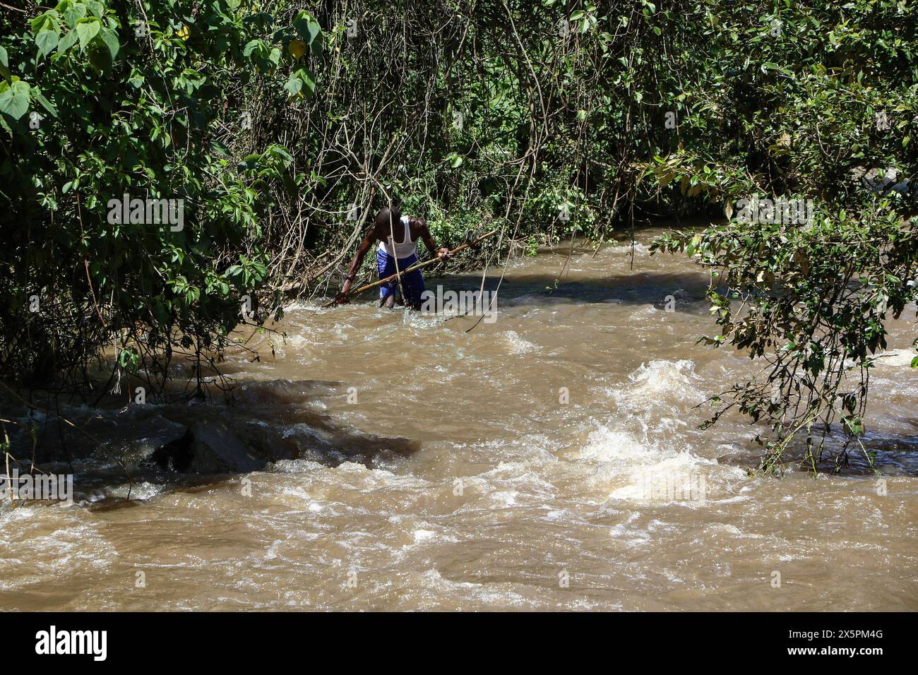 Nakuru, Kenia. Mai 2024. Einheimische Taucher suchen nach Leichen von zwei jungen Schwestern, die ertranken, als sie versuchten, einen geschwollenen Njoro River im Ketiro Village im Nakuru County zu überqueren. Ihr tragischer Tod erhöht die Zahl von mindestens 230 Menschen, die nach starken Regenfällen, die in Kenia zu großen Überschwemmungen geführt haben, ihr Leben verloren haben. (Foto: James Wakibia/SOPA Images/SIPA USA) Credit: SIPA USA/Alamy Live News Stockfoto
