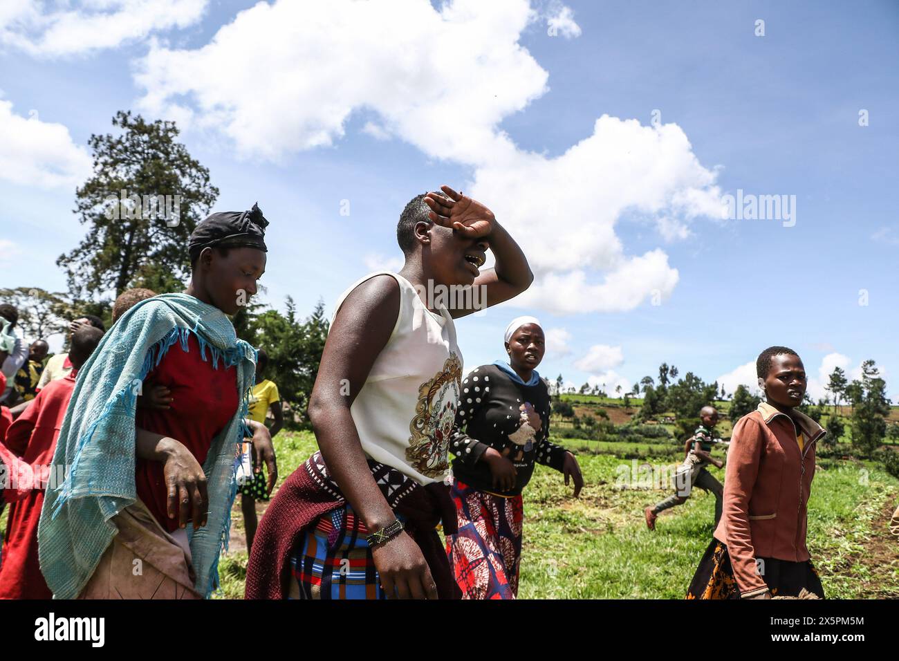 Nakuru, Kenia. Mai 2024. Die von Trauer geplagten Gemeindemitglieder reagieren auf die Genesung einer der Leichen der beiden jungen Schwestern, die beim Versuch, den geschwollenen Njoro River in Ketiro Village, Nakuru County, zu überqueren, ertranken. Ihr tragischer Tod erhöht die Zahl von mindestens 230 Menschen, die nach starken Regenfällen, die in Kenia zu großen Überschwemmungen geführt haben, ihr Leben verloren haben. (Foto: James Wakibia/SOPA Images/SIPA USA) Credit: SIPA USA/Alamy Live News Stockfoto
