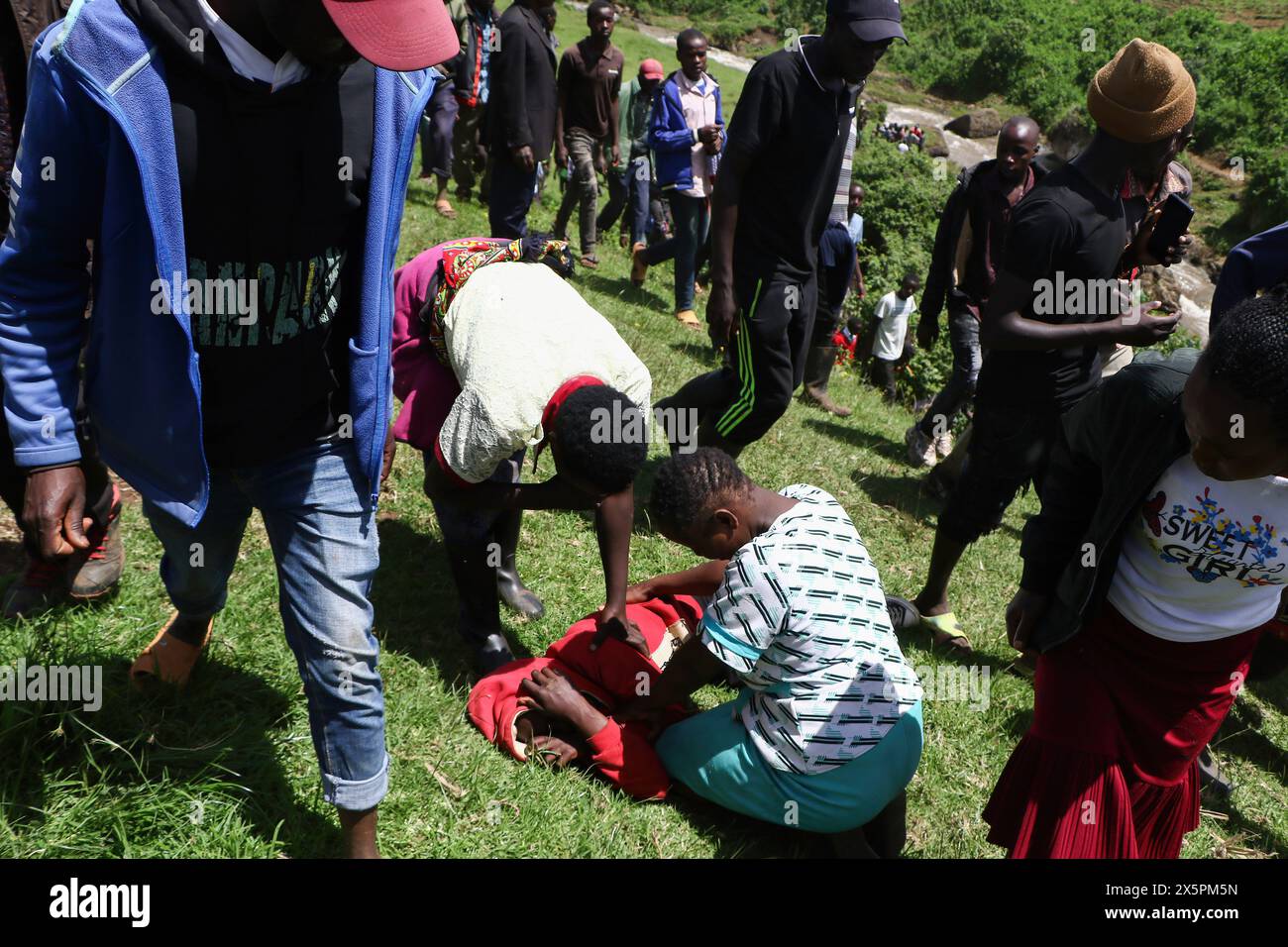 Nakuru, Kenia. Mai 2024. Ein Mitglied der Gemeinde, das in Trauer geplagt ist, reagiert auf die Genesung einer der Leichen der beiden jungen Schwestern, die beim Versuch, den geschwollenen Njoro River in Ketiro Village, Nakuru County, zu überqueren, ertrunken sind. Ihr tragischer Tod erhöht die Zahl von mindestens 230 Menschen, die nach starken Regenfällen, die in Kenia zu großen Überschwemmungen geführt haben, ihr Leben verloren haben. (Foto: James Wakibia/SOPA Images/SIPA USA) Credit: SIPA USA/Alamy Live News Stockfoto