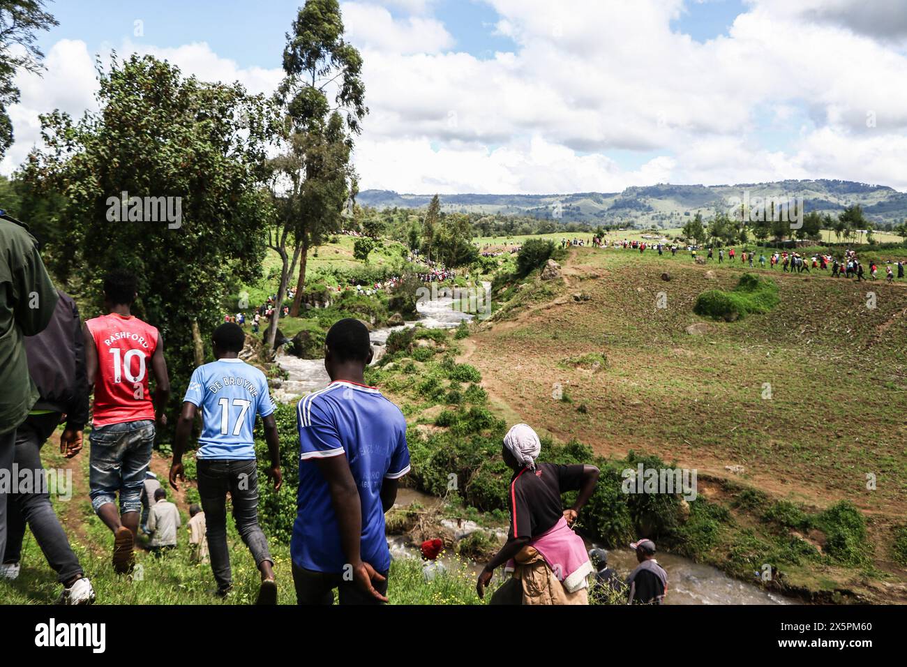 Nakuru, Kenia. Mai 2024. Mitglieder der Gemeinde laufen zu dem Tatort, wo eine Leiche einer der beiden jungen Schwestern, die ertrank, als sie versuchten, einen geschwollenen Njoro River in Ketiro Village, Nakuru County, zu überqueren, geborgen wurde. Ihr tragischer Tod erhöht die Zahl von mindestens 230 Menschen, die nach starken Regenfällen, die in Kenia zu großen Überschwemmungen geführt haben, ihr Leben verloren haben. (Foto: James Wakibia/SOPA Images/SIPA USA) Credit: SIPA USA/Alamy Live News Stockfoto