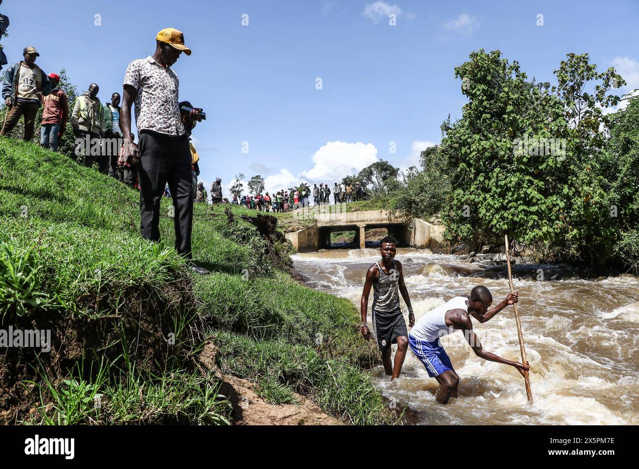 Nakuru, Kenia. Mai 2024. Einheimische Taucher suchen nach Leichen von zwei jungen Schwestern, die ertranken, als sie versuchten, einen geschwollenen Njoro River im Ketiro Village im Nakuru County zu überqueren. Ihr tragischer Tod erhöht die Zahl von mindestens 230 Menschen, die nach starken Regenfällen, die in Kenia zu großen Überschwemmungen geführt haben, ihr Leben verloren haben. (Foto: James Wakibia/SOPA Images/SIPA USA) Credit: SIPA USA/Alamy Live News Stockfoto