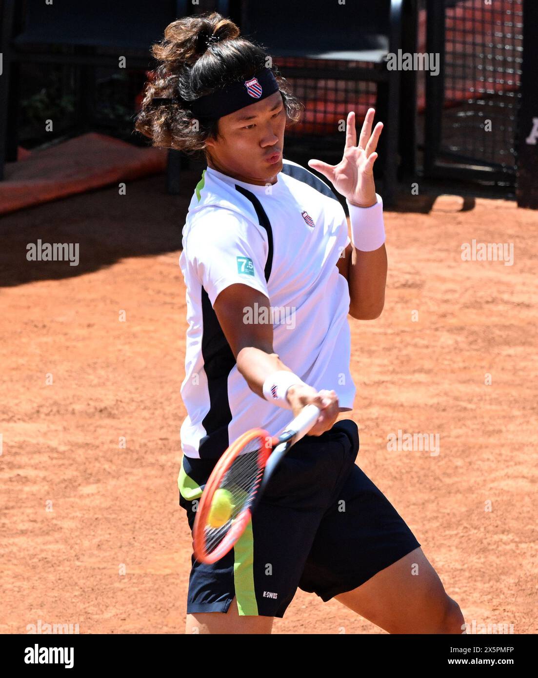Rom, Italien. Mai 2024. Zhang Zhizhen aus China gibt einen Schuss im Einzel-Spiel der Männer 64 gegen Adrian Mannarino aus Frankreich bei den Italian Open in Rom, Italien, am 10. Mai 2024 zurück. Quelle: Alberto Lingria/Xinhua/Alamy Live News Stockfoto