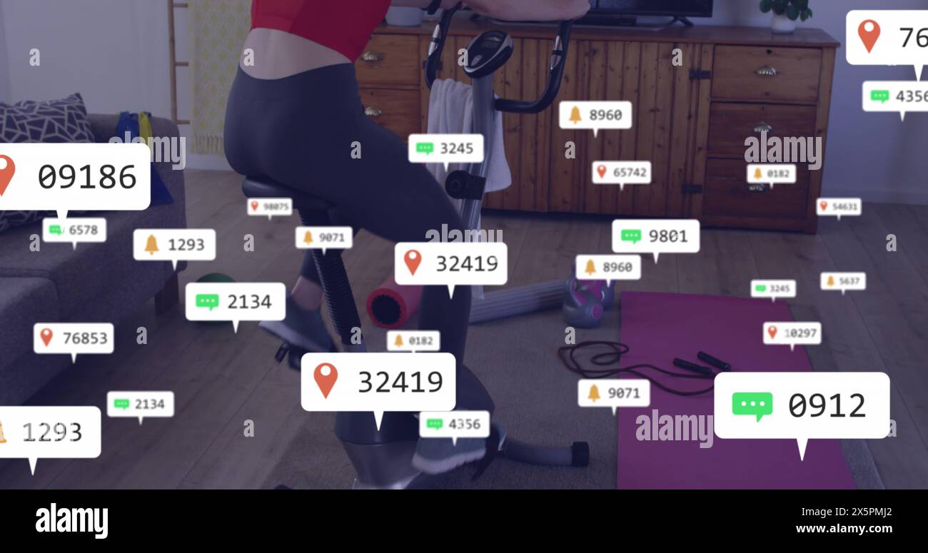 Bild von Benachrichtigungsbalken über einer kaukasischen Frau, die beim Fernsehen radelt Stockfoto