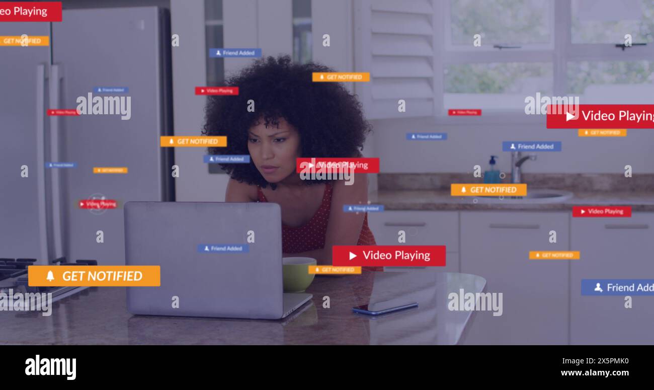 Bild von Benachrichtigungsbalken über rassistische Frauen, die Kaffee trinken und zu Hause an einem Laptop arbeiten Stockfoto