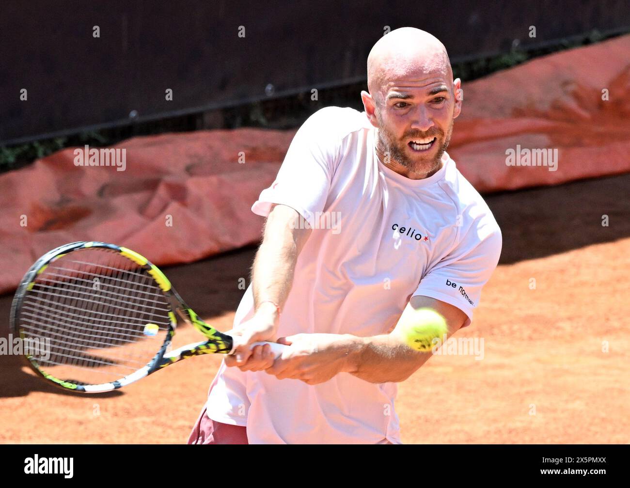 Rom, Italien. Mai 2024. Adrian Mannarino aus Frankreich gibt im Einzelspiel der Männer 64 gegen Zhang Zhizhen aus China bei den Italian Open in Rom, Italien, am 10. Mai 2024 einen Schuss zurück. Quelle: Alberto Lingria/Xinhua/Alamy Live News Stockfoto