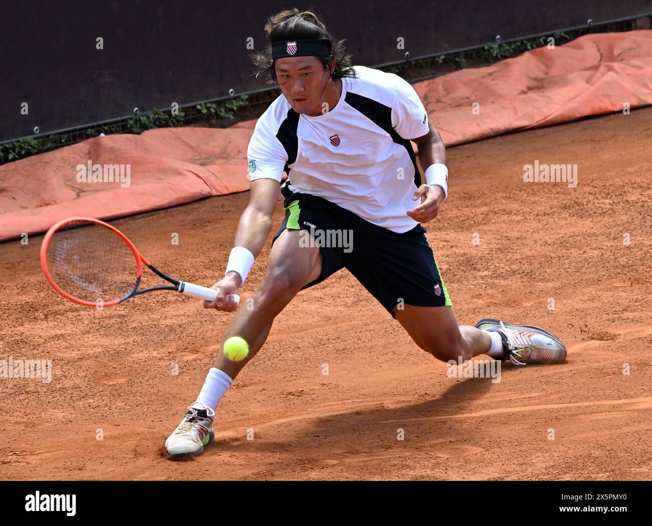 Rom, Italien. Mai 2024. Zhang Zhizhen aus China gibt einen Schuss im Einzel-Spiel der Männer 64 gegen Adrian Mannarino aus Frankreich bei den Italian Open in Rom, Italien, am 10. Mai 2024 zurück. Quelle: Alberto Lingria/Xinhua/Alamy Live News Stockfoto