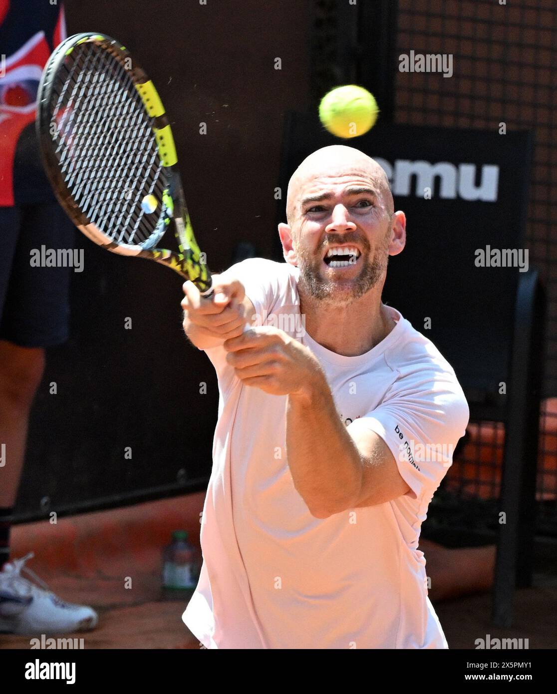 Rom, Italien. Mai 2024. Adrian Mannarino aus Frankreich gibt im Einzelspiel der Männer 64 gegen Zhang Zhizhen aus China bei den Italian Open in Rom, Italien, am 10. Mai 2024 einen Schuss zurück. Quelle: Alberto Lingria/Xinhua/Alamy Live News Stockfoto