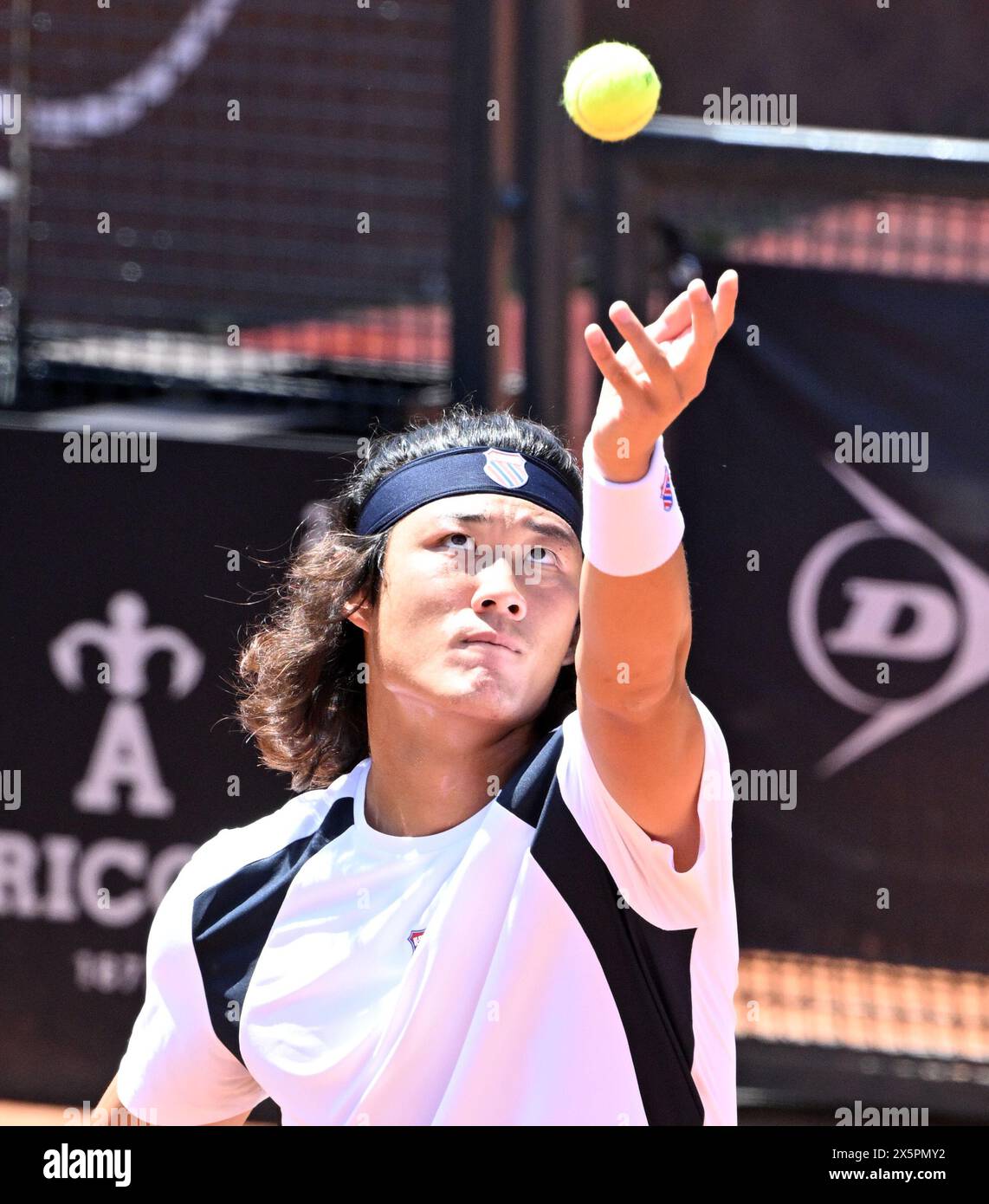 Rom, Italien. Mai 2024. Zhang Zhizhen aus China spielt im Einzel-Spiel der Männer 64 gegen Adrian Mannarino aus Frankreich bei den Italian Open in Rom, Italien, am 10. Mai 2024. Quelle: Alberto Lingria/Xinhua/Alamy Live News Stockfoto