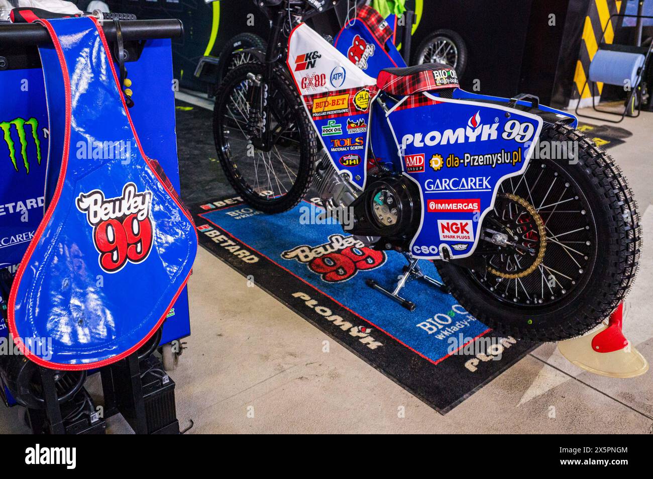 Das Motorrad des Team GB Speedway-Fahrers Dan Bewley, das vor der Qualifikation gesehen wurde. Am 10. Und 11. Mai 2024 hält der FIM Speedway Grand Prix in Warschau, Polen, im Stadion Narodowy. Während das Hauptereignis am Samstag, den 11. Mai, stattfindet, nehmen die Fahrer am Qualifying Teil, das in einem geschichtsträchtigen 1. SGP-Sprint-Rennen aller Zeiten gipfelt. Der britische Fahrer Dan Bewley überholte den dänischen Star Leon Madsen, um den Sprint zu gewinnen und erzielte sich 4 Weltmeisterschaftspunkte. (Foto: Neil Milton/SOPA Images/SIPA USA) Stockfoto