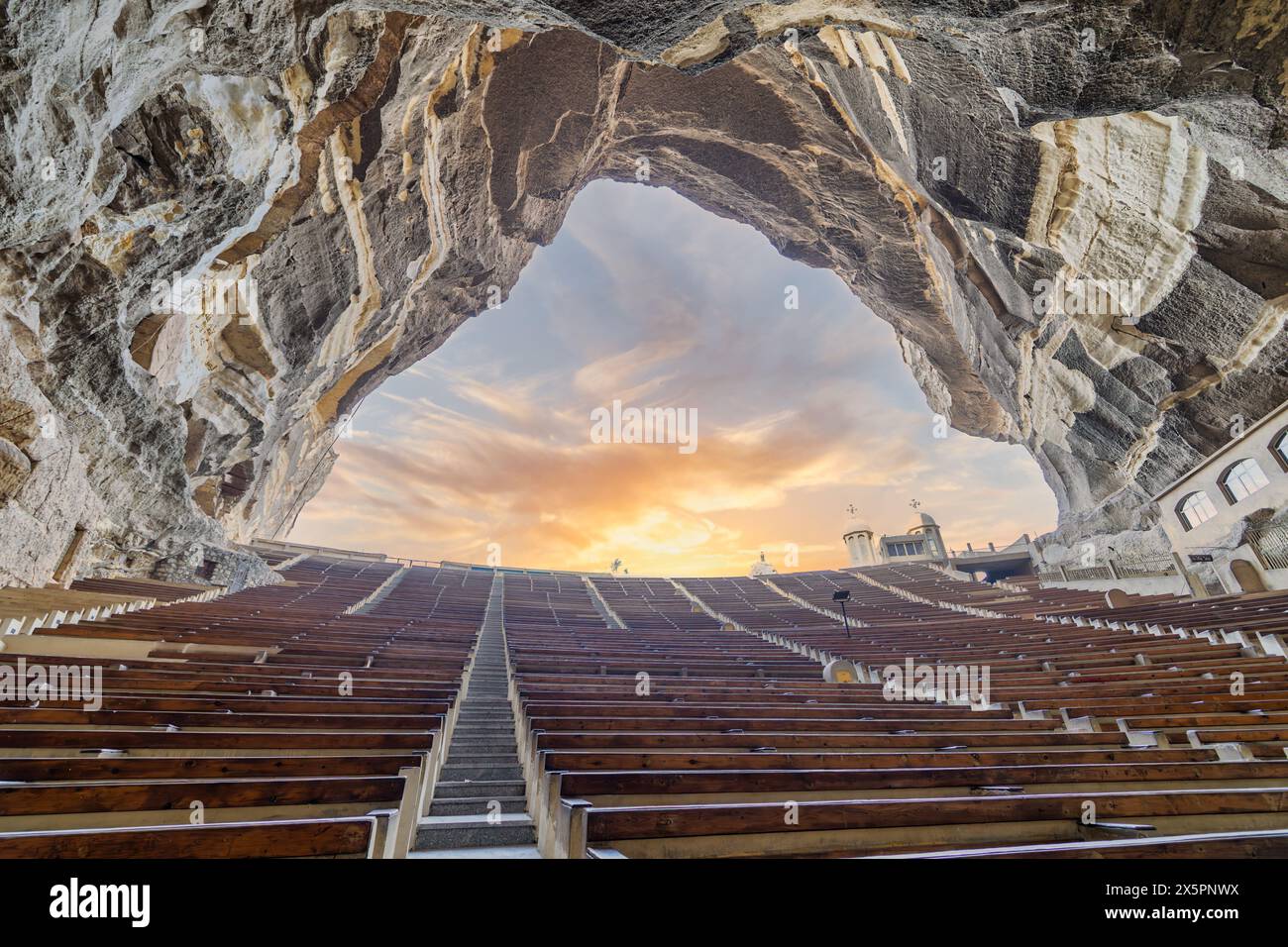 Jungfrau Maria und St. Simon, die Tanner Kathedrale. Die größte von sieben Kirchen und Kapellen, versteckt in einer Reihe von Höhlen in den Hügeln von Mokattam (Muqattam) in St. Samaan, dem Tanner Kloster, Kairo, Ägypten Stockfoto