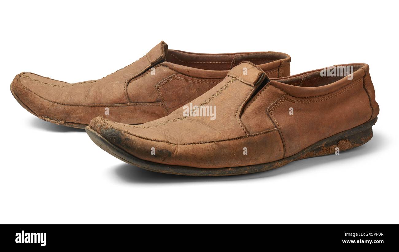 Paar alte gebrauchte Slip-on-Freizeitschuhe isolierter weißer Hintergrund, schmutzige braune Mokassin-Loafers mit niedrigem Absatz oder Schuhe ohne Schnürsenkel Stockfoto