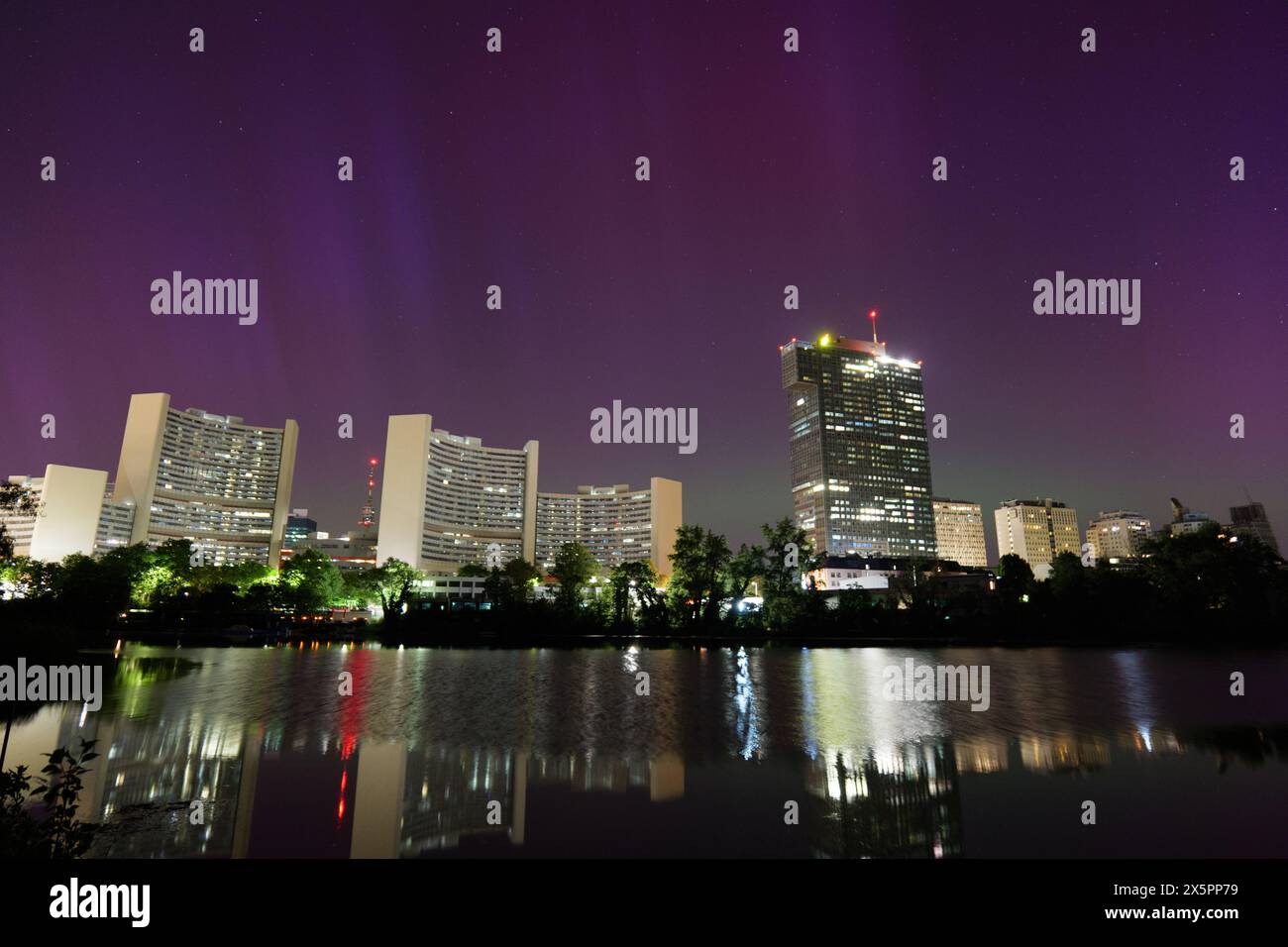 Violette Nordlichter in Wien Österreich an der Alten Donau mit moderner Skyline Stockfoto