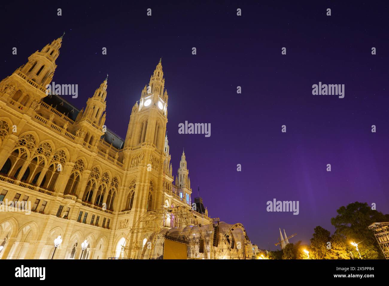 Violette Nordlichter in Wien Österreich am Rathaus Stockfoto