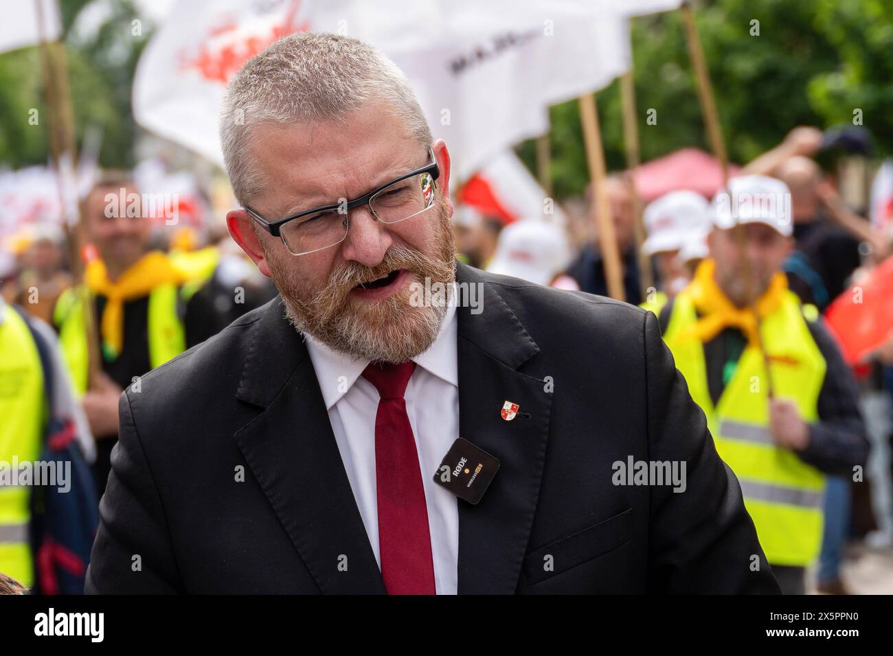 Grzegorz Braun nimmt an der Bauerndemonstration Teil. Polnische Gewerkschaften, Landwirte und Gegner der Polandís pro-europäischen Regierung versammelten sich in der Innenstadt von Warschau, um gegen den europäischen Unionís-Grünen Deal und die Klimapolitik zu protestieren. Der marsch wurde von der unabhängigen Gewerkschaft Solidarnosc (NSZZ Solidarnosc) organisiert, die die Interessen der Bauern vertritt, die sich entschieden gegen die Klimapolitik von EUís wenden, und von der nationalkonservativen Oppositionspartei Recht und Gerechtigkeit. (Foto: Marek Antoni Iwanczuk/SOPA Images/SIPA USA) Stockfoto