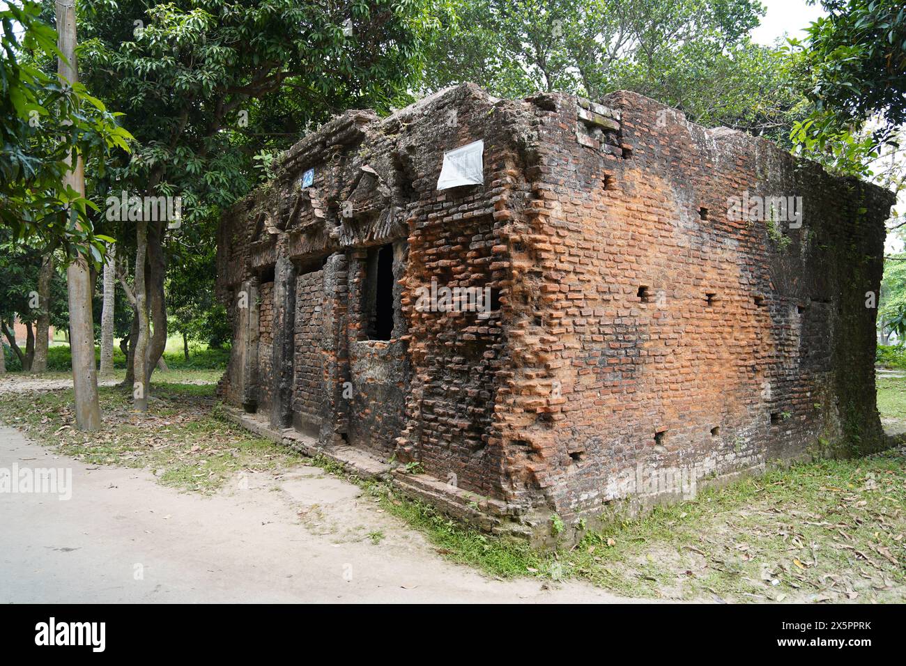 23 Panam City. Sonargaon, Narayanganj, Bangladesch. Indo-britischer Architekturstil, einstöckiges, verlassenes Hindu-Haus aus dem späten 19. Jahrhundert. Stockfoto