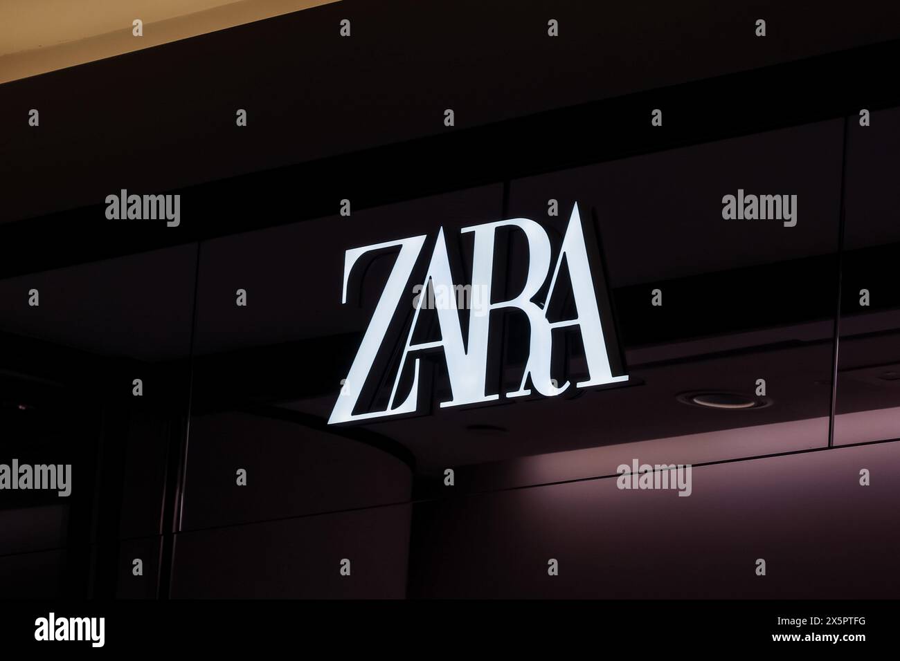 Warschau, Polen. Mai 2024. Das Zara-Logo ist an einem Schaufenster in einer Hauptstraße in Warschau zu sehen. Das Land dürfte 2024 ein Wirtschaftswachstum von etwa 3 % verzeichnen, das durch den öffentlichen Verbrauch stark angetrieben wird. Quelle: SOPA Images Limited/Alamy Live News Stockfoto