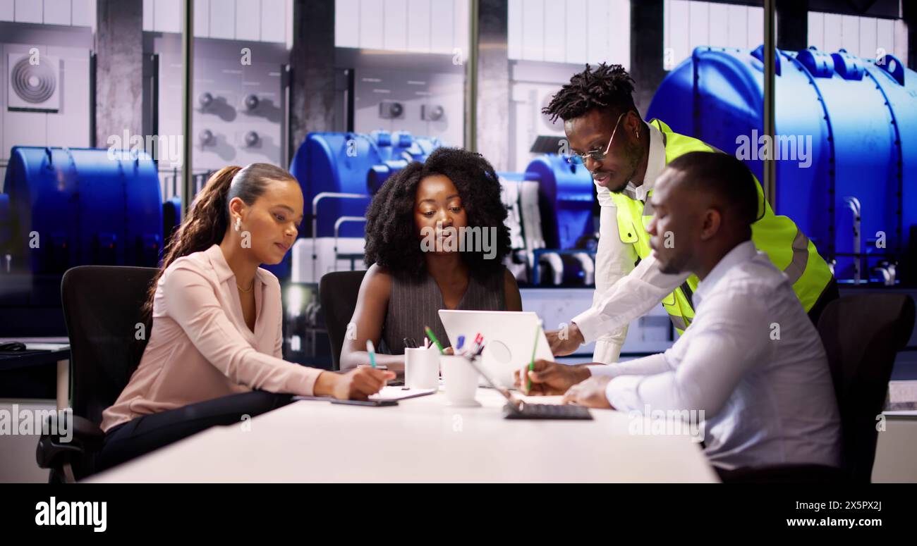 Das Team Von Geschäftsleuten Und Mitarbeitern Im Kraftwerk Stockfoto