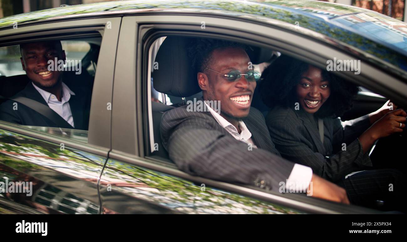 Gemeinsame Nutzung Der Fahrbahn Im Pool. Afrikanische Menschen Nutzen Car Share Stockfoto