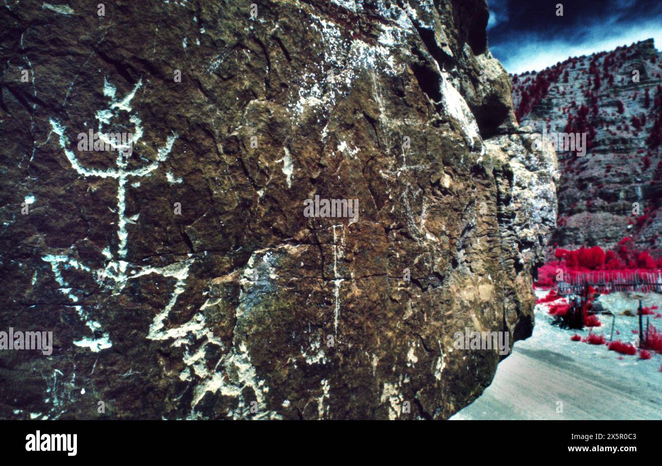 Gefälschte Petroglyphen werden als authentisch im Nine Mile Canyon, Utah, ausgestellt. Bestätigt durch Infrarotfilme. Stockfoto