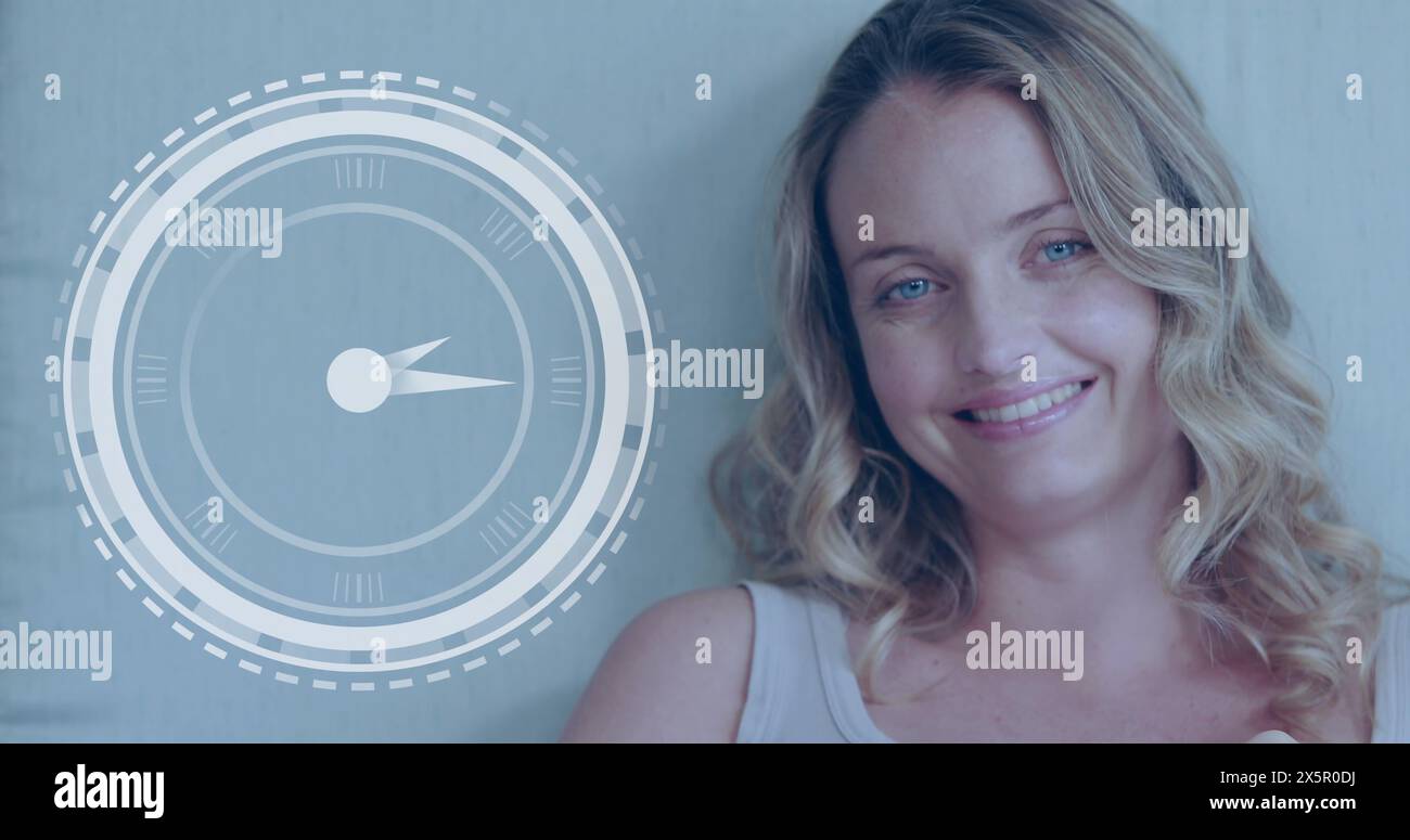 Kaukasischer Teilnehmer des Fitnesskurses lächelnd in der Nähe der digitalen Uhr Stockfoto