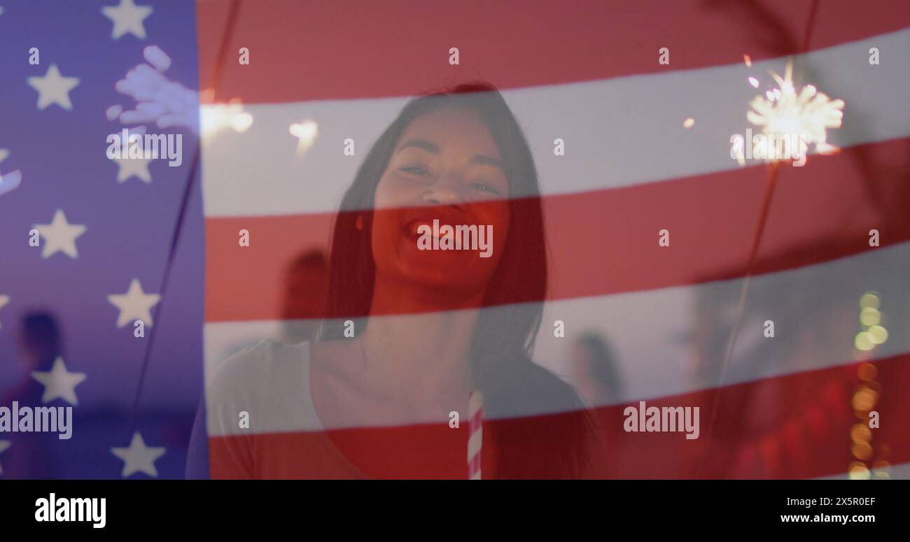 Asiatische Frau, langes Haar, helles Lächeln, steht hinter US-Flagge Stockfoto