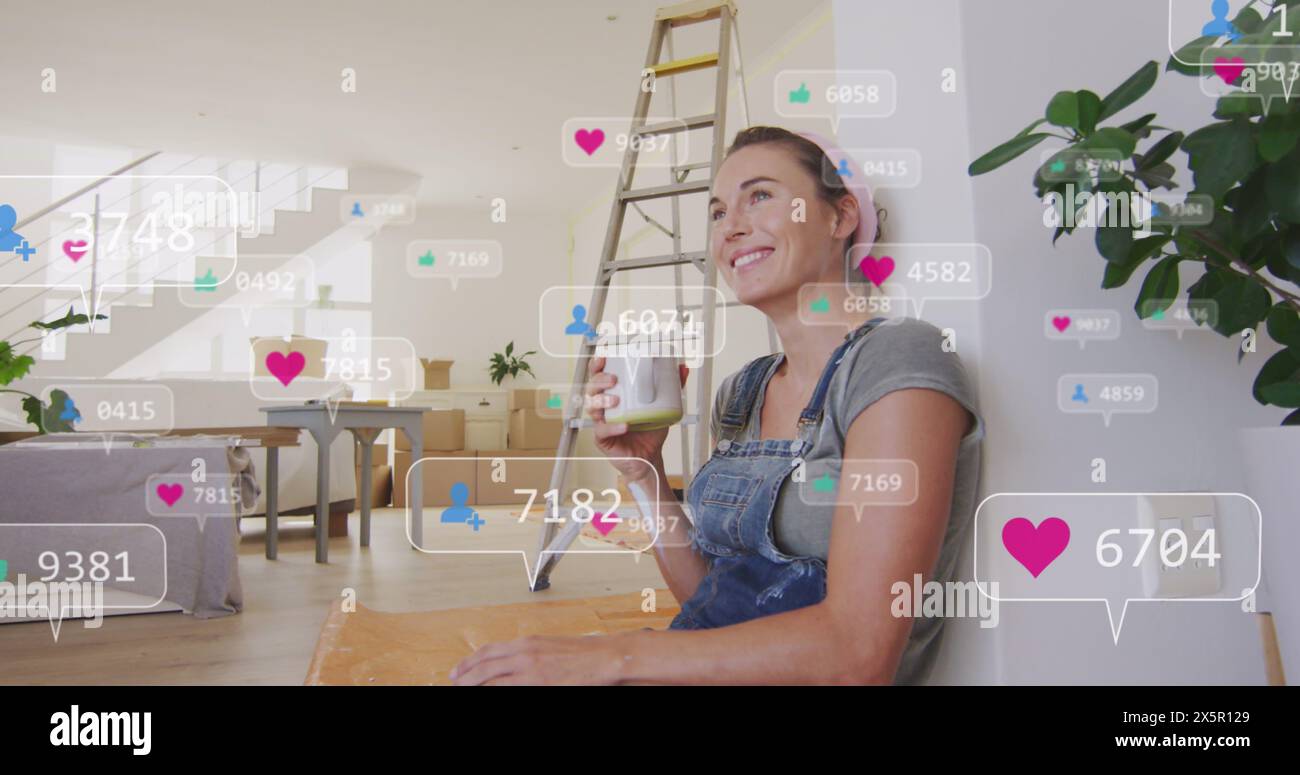 Bild der Meldebalken über der kaukasischen Frau mit Hund auf dem Schoß, der zu Hause Kaffee trinkt Stockfoto