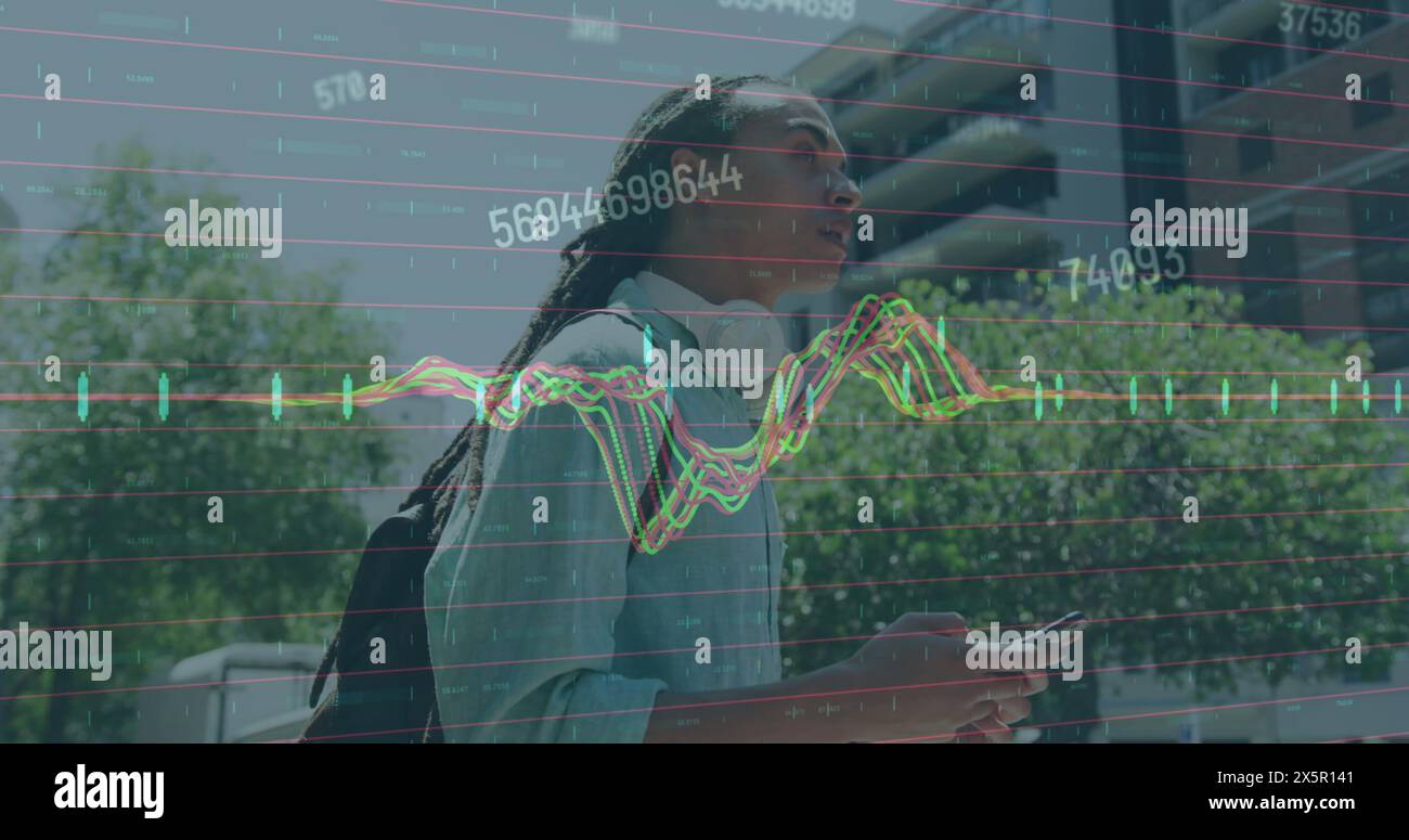 Abbildung von Diagrammen und wechselnden Zahlen, birassischer Mann mit Telefon und Hand zum Anhalten des Fahrerhauses Stockfoto