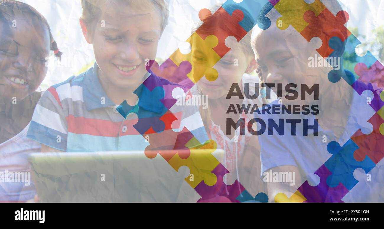 Bild des Autismus-Bewusstseinstextes und bunter Puzzleteile über glücklich spielenden Kindern Stockfoto