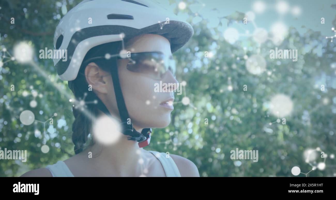 Kaukasierin mit Fahrradhelm und Sonnenbrille, tief nachdenkend Stockfoto