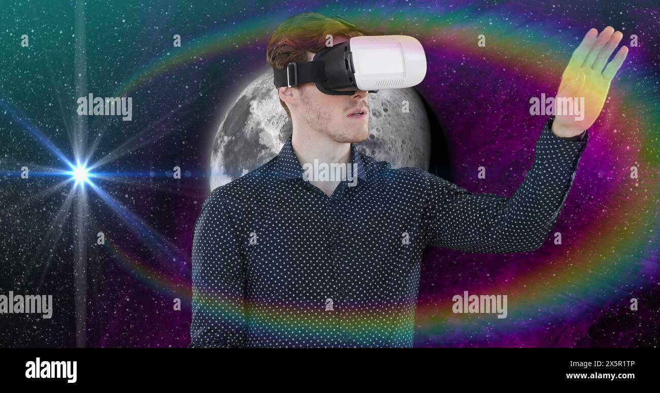 Bild des Mondes und des Weltraums über dem kaukasischen Mann mit vr-Headset Stockfoto