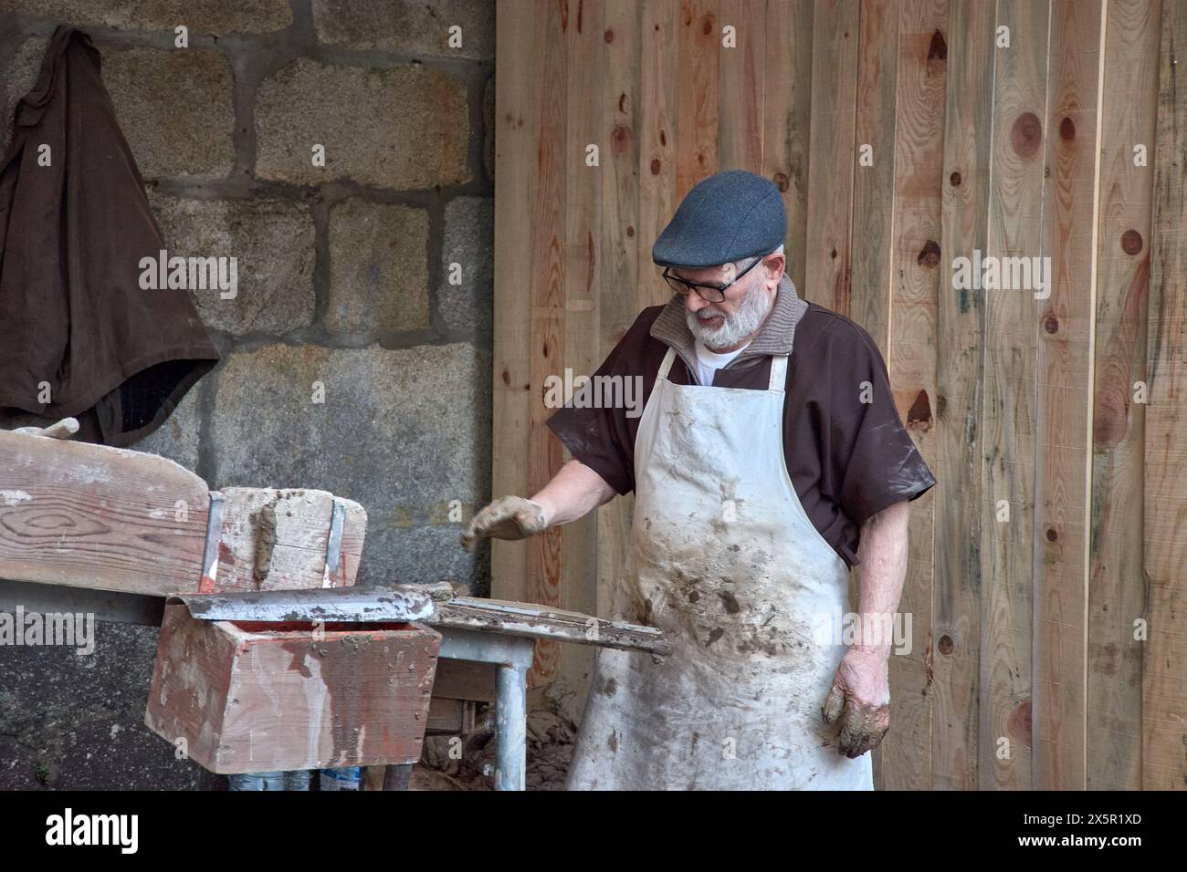 Baiona, Pontevedra, Galicien, Spanien; März, 2023; ein handwerklicher Weber, der beim Arribada Festival Fliesen herstellt Stockfoto