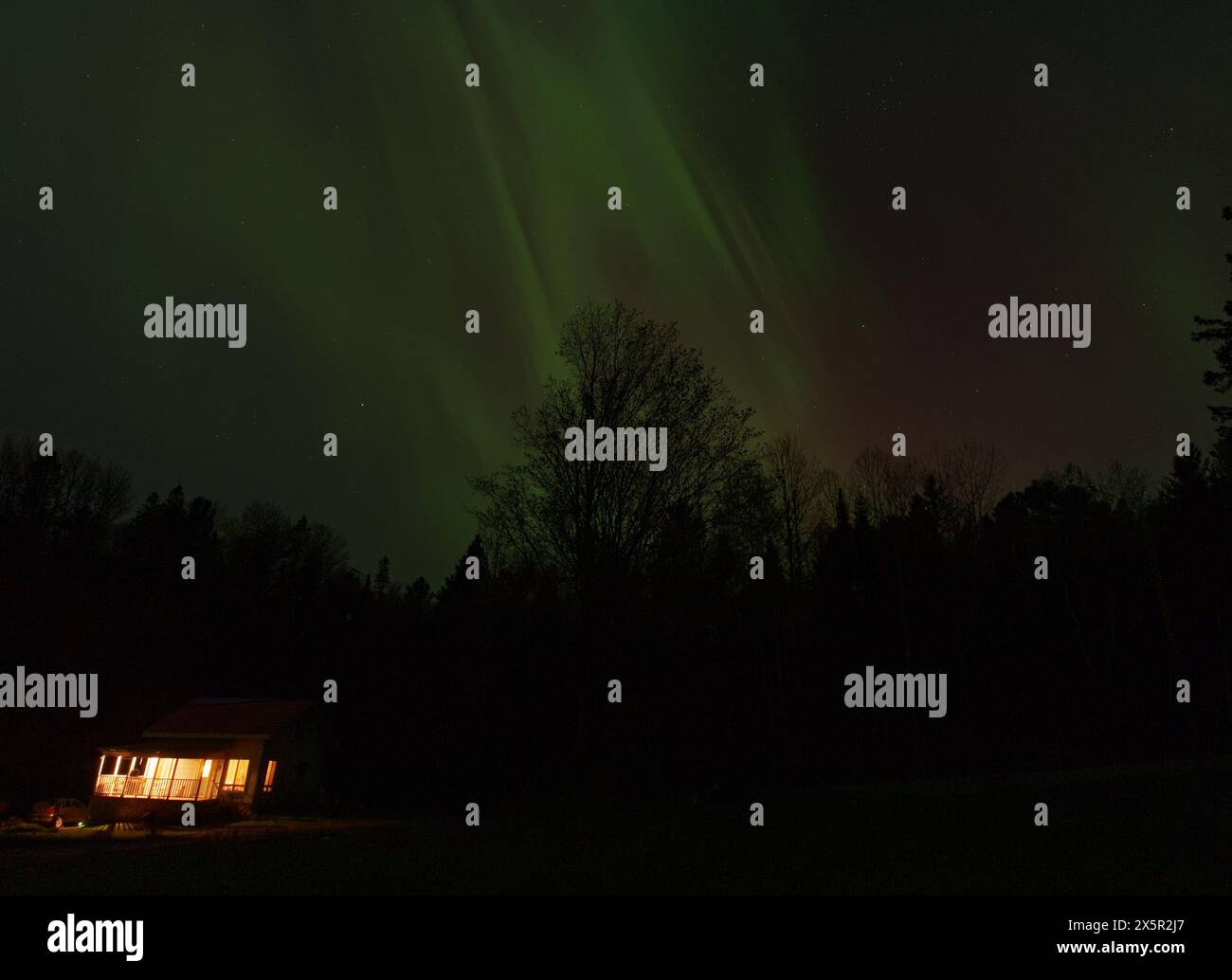 Quebec, Kanada, 10. Mai 2024. Ein großer geomagnetischer Sturm erzeugt weit verbreitete Auroras am kanadischen Himmel. Quelle: richard prudhomme/Alamy Live News Stockfoto